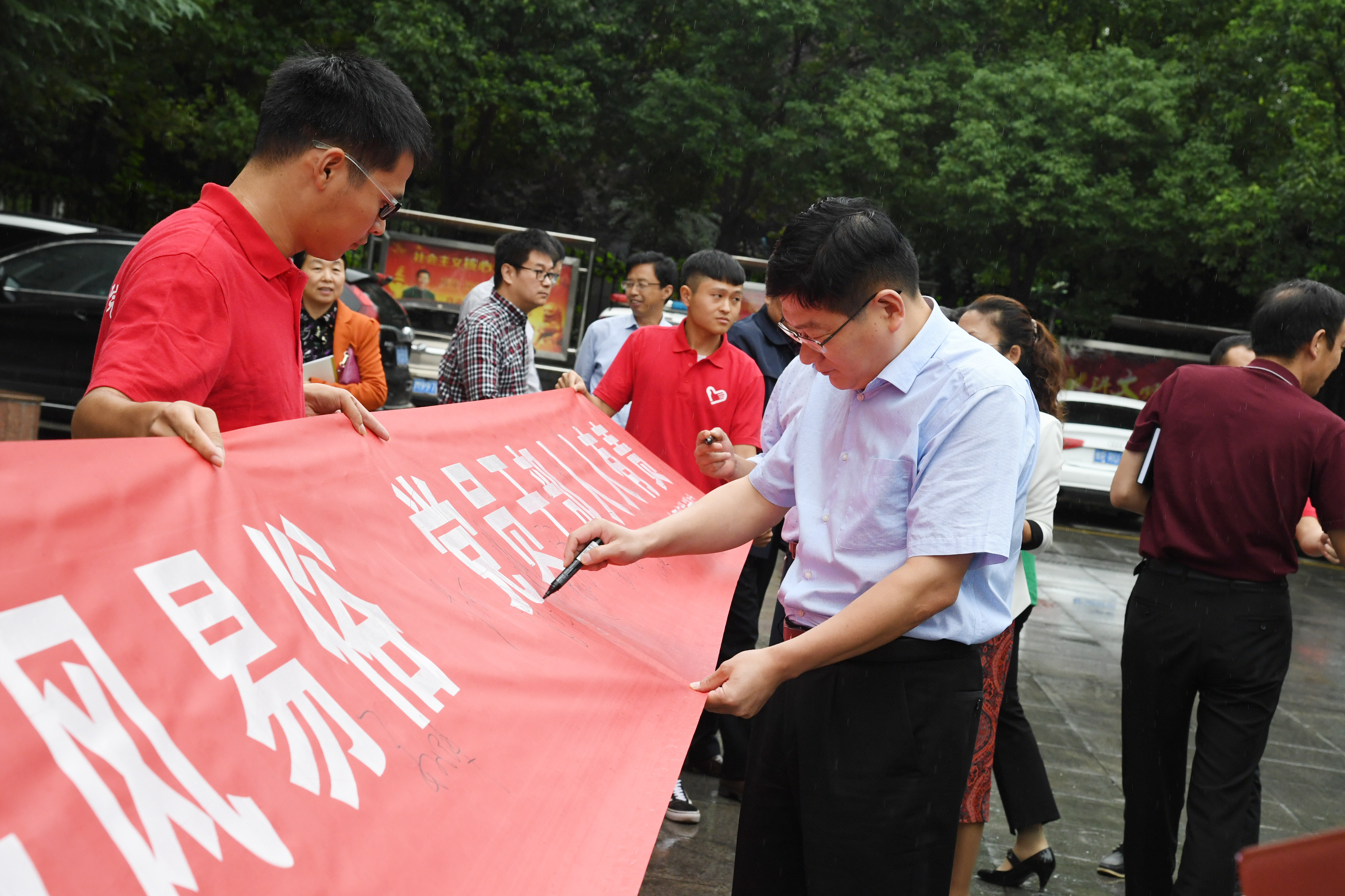 3校长卢志文在“开展移风易俗  党员干部人人有责”宣传横幅上签名.JPG