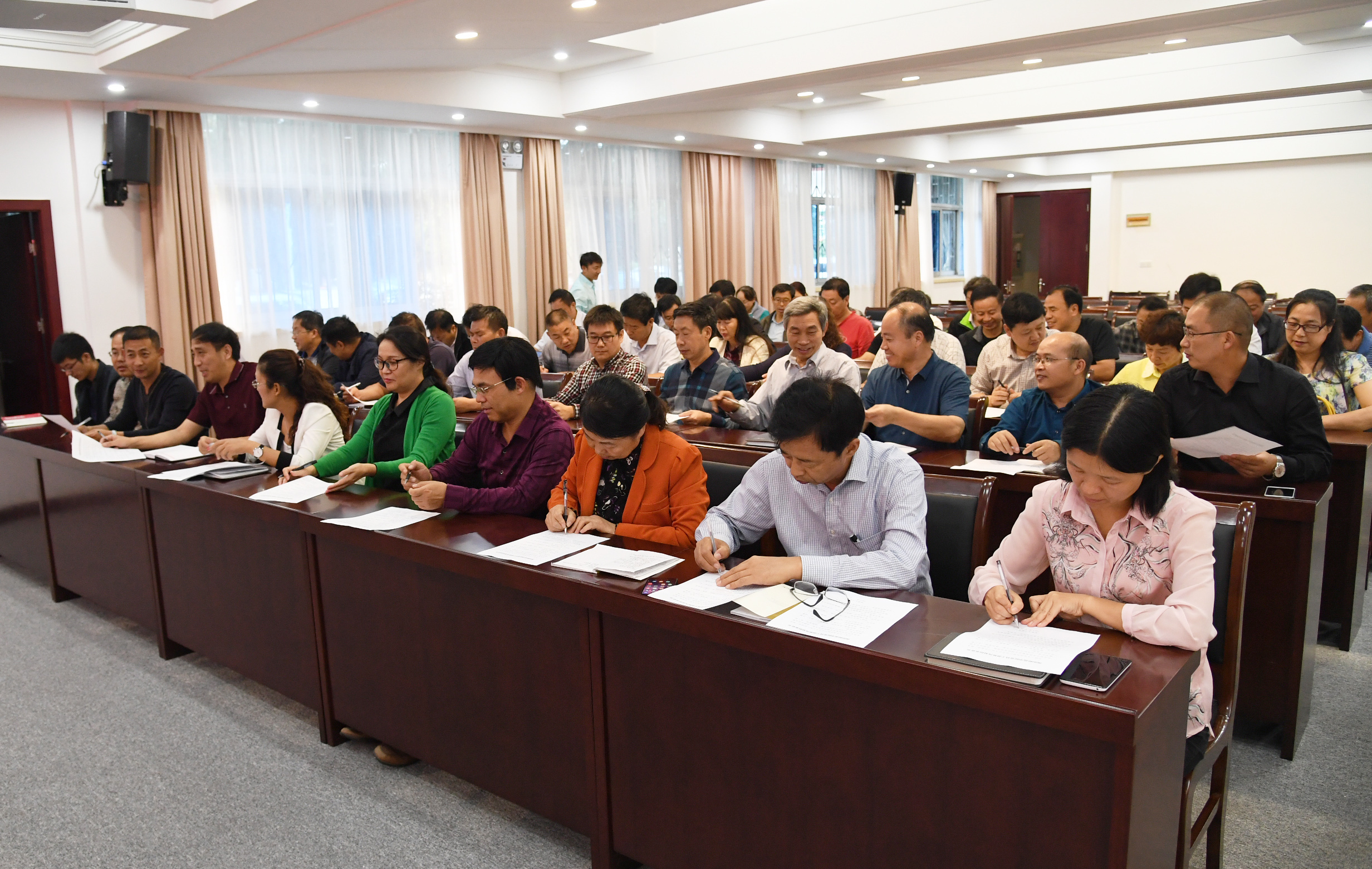 4与会党员干部签订《必赢线路检测3003no1党员干部移风易俗承诺书》.JPG