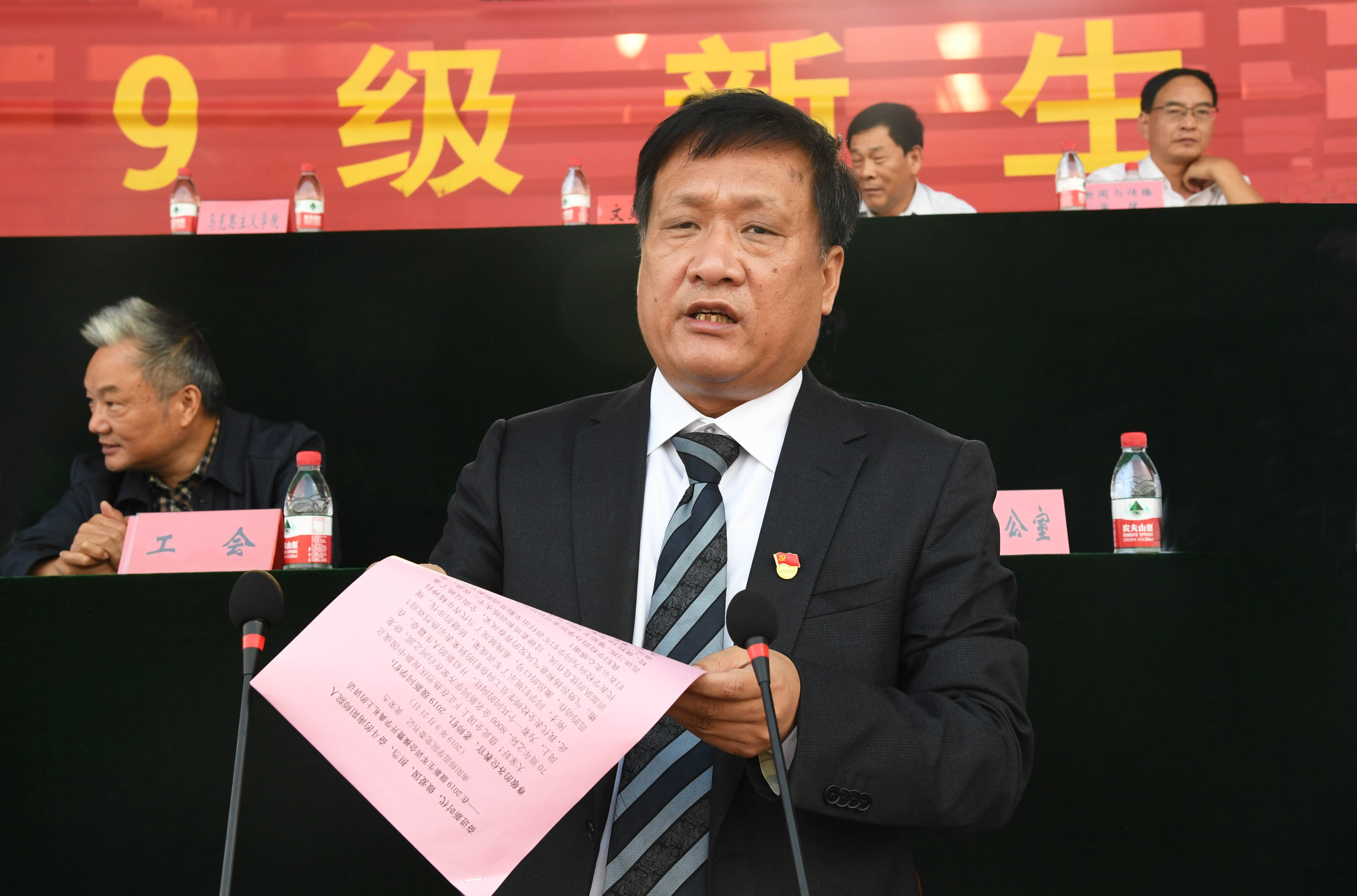 12校党委书记黄荣杰发表热情洋溢的讲话.jpg