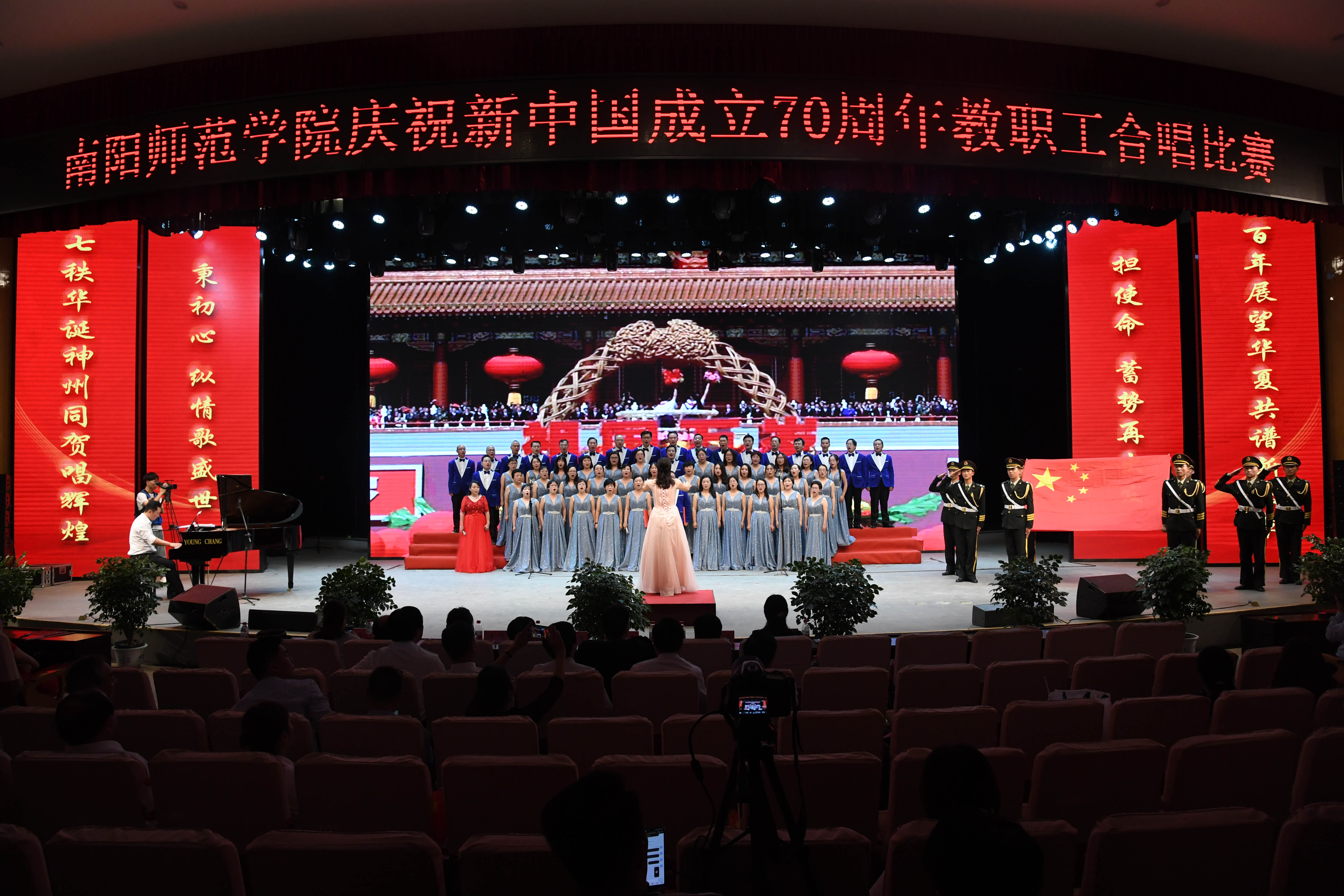 9公共外语教学部分工会和法学院分工会联合队.JPG