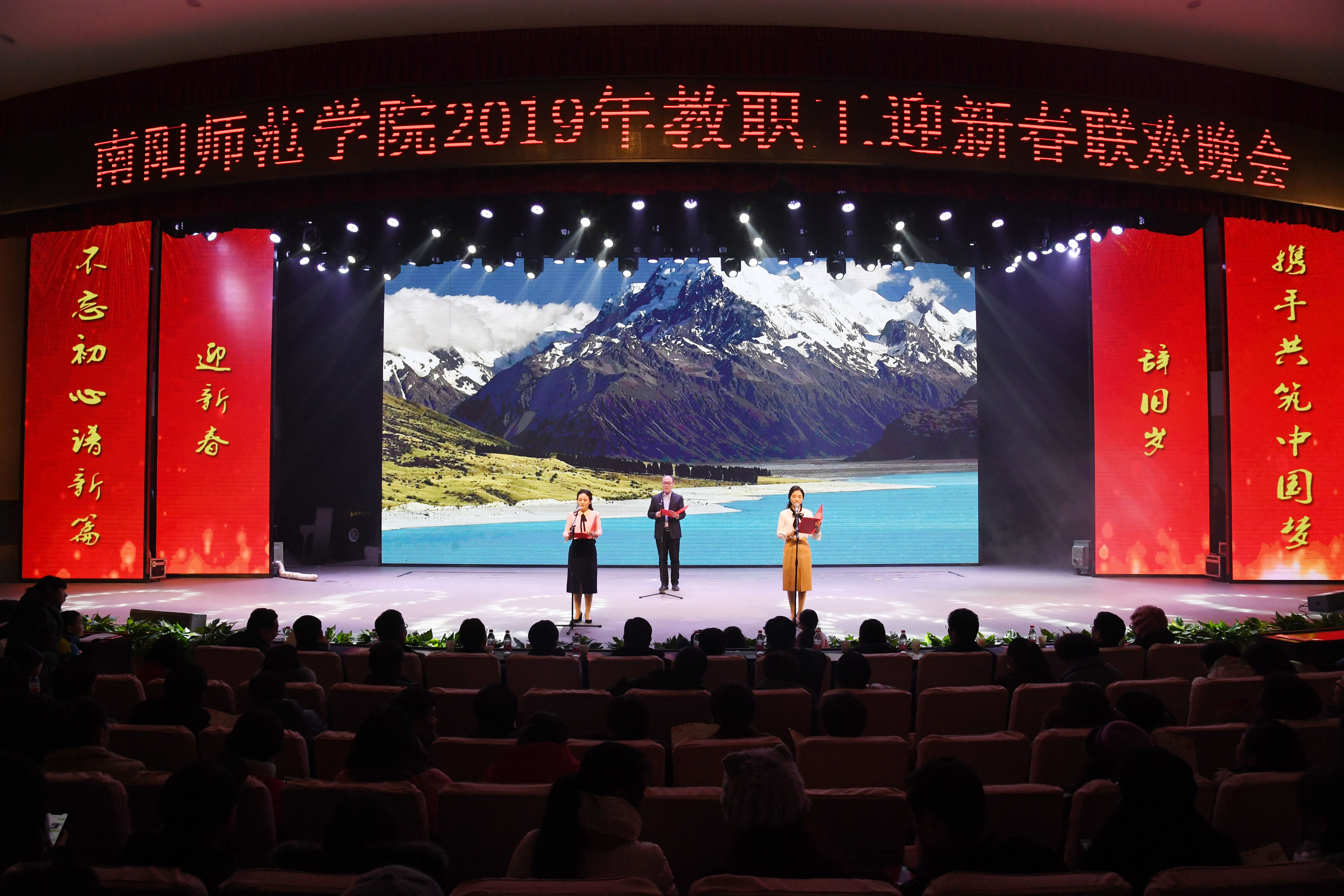 新闻传播学院董松玲等表演的诗朗诵《三代人一个中国梦》.JPG
