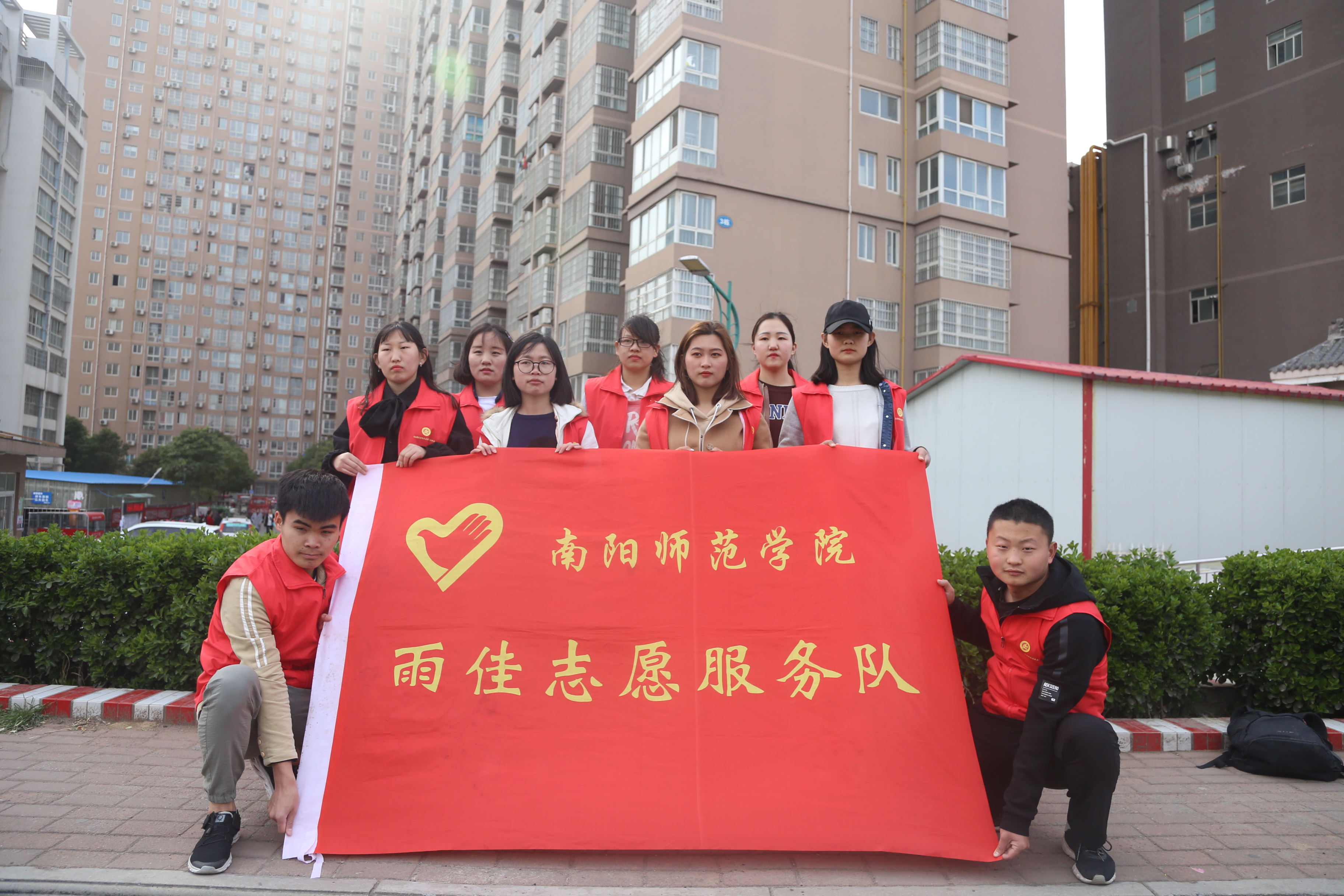文史学院雨佳志愿服务队赴南区开展清扫活动和交通安全宣传活动.jpg