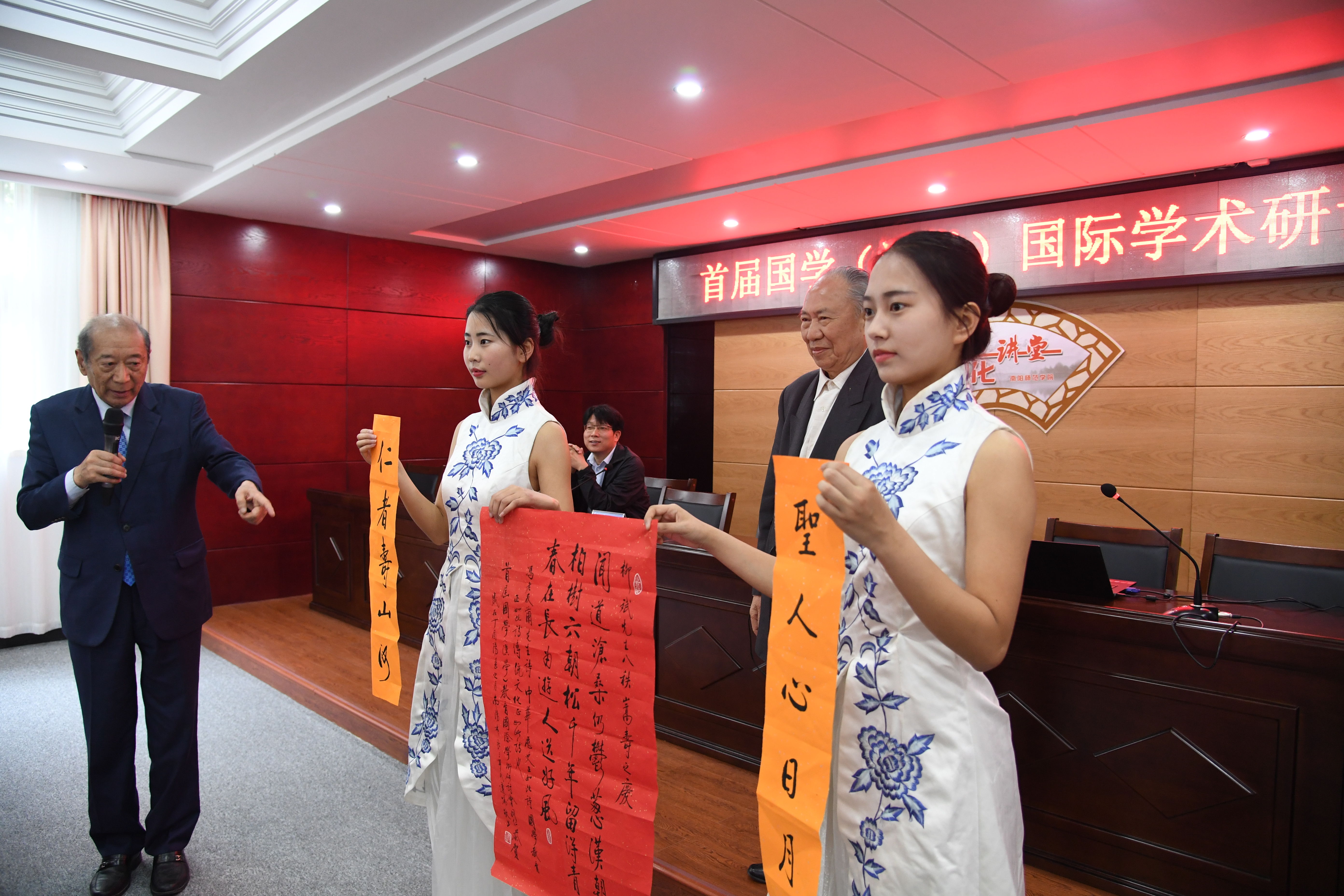 3聂振弢老师向原教育部副部长、国家总督学柳斌赠送书法作品.JPG
