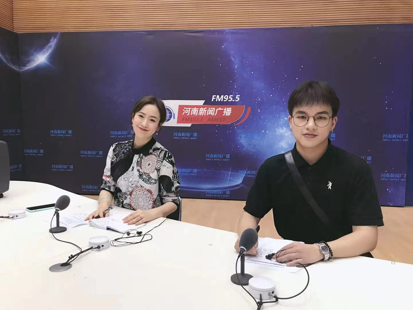 1必赢官网新闻与传播学院白月老师在直播间.jpg
