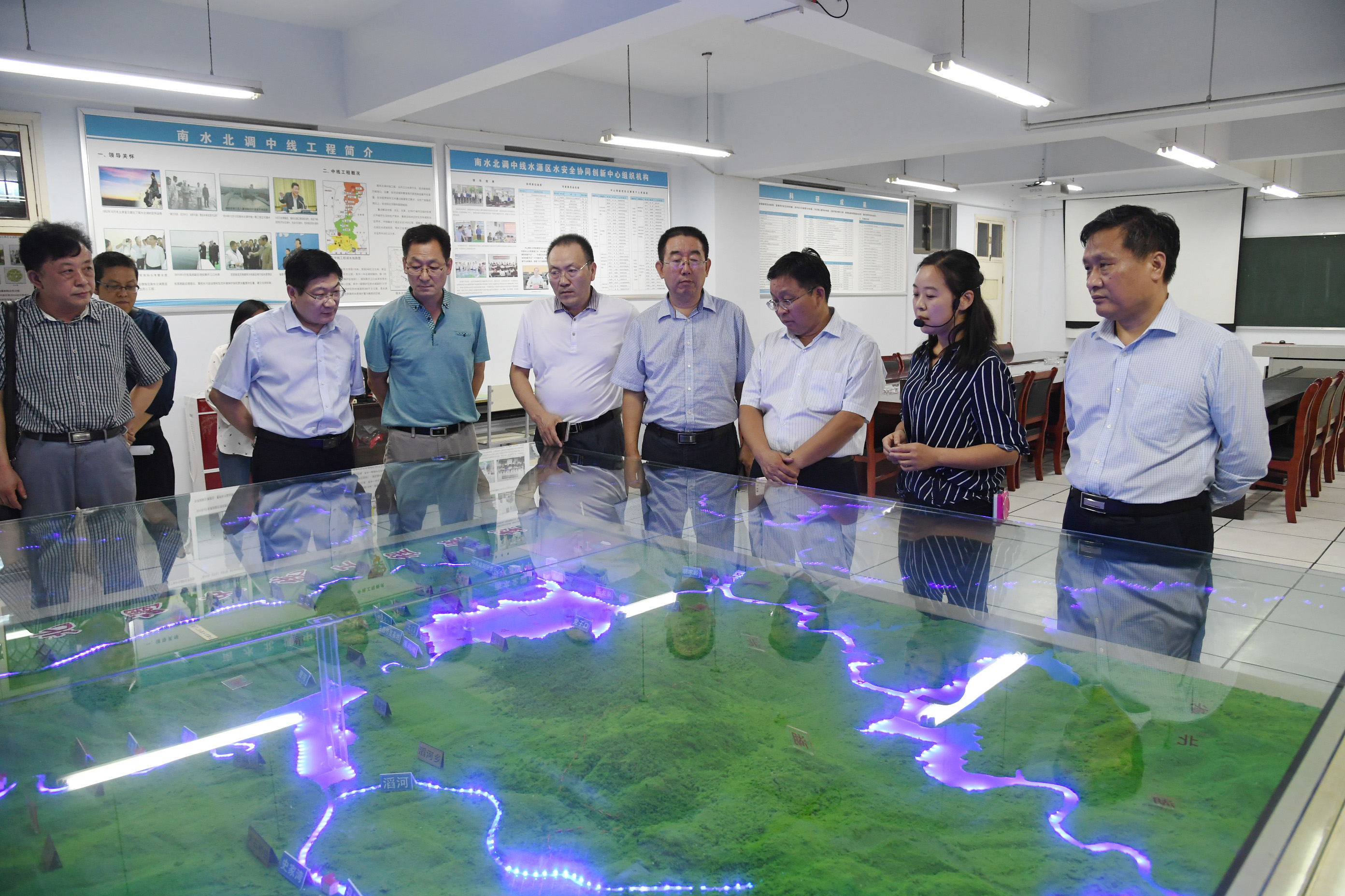 10专家组实地考察南水北调协同创新中心.JPG