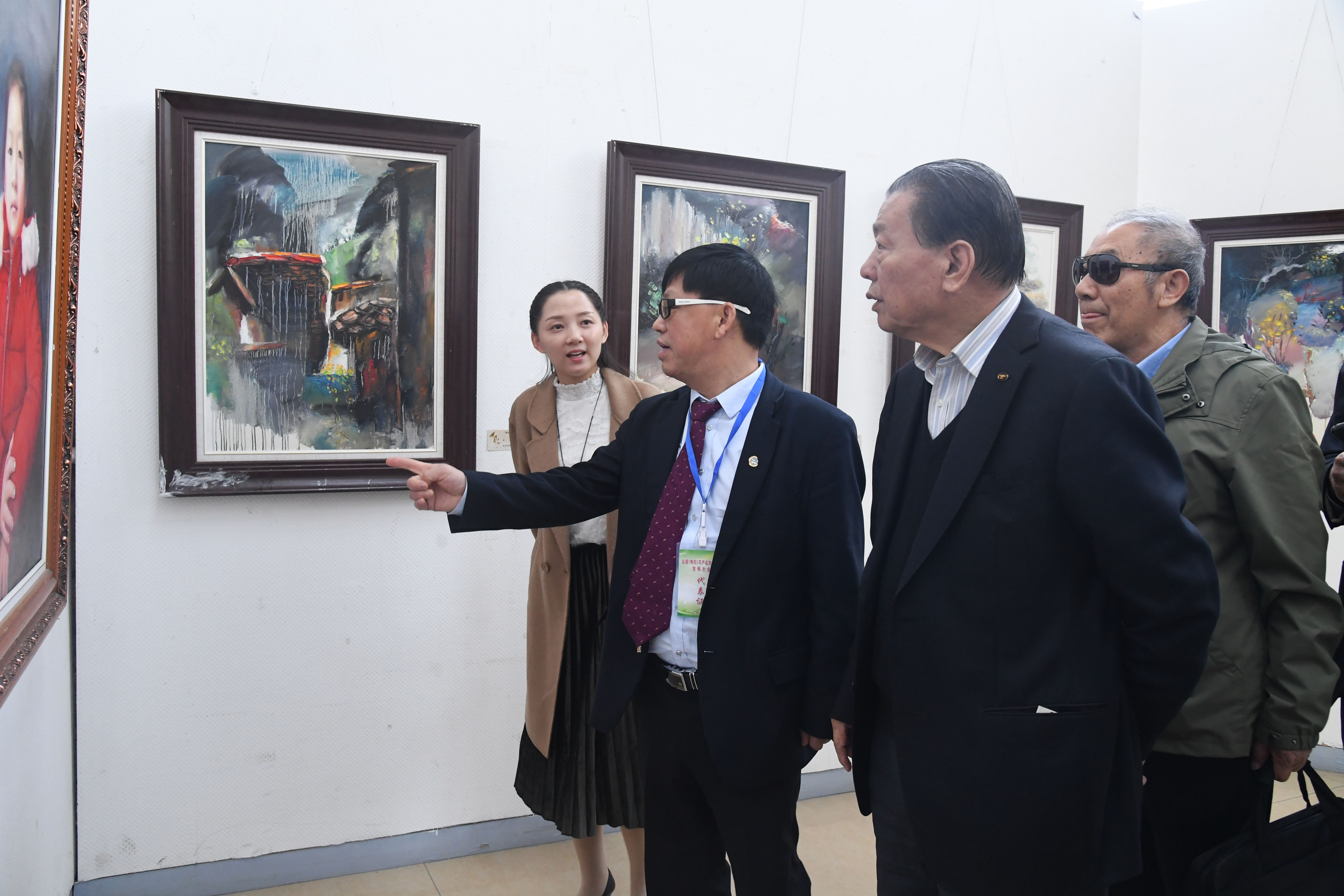 宋树有等参观南阳师院书画展.JPG
