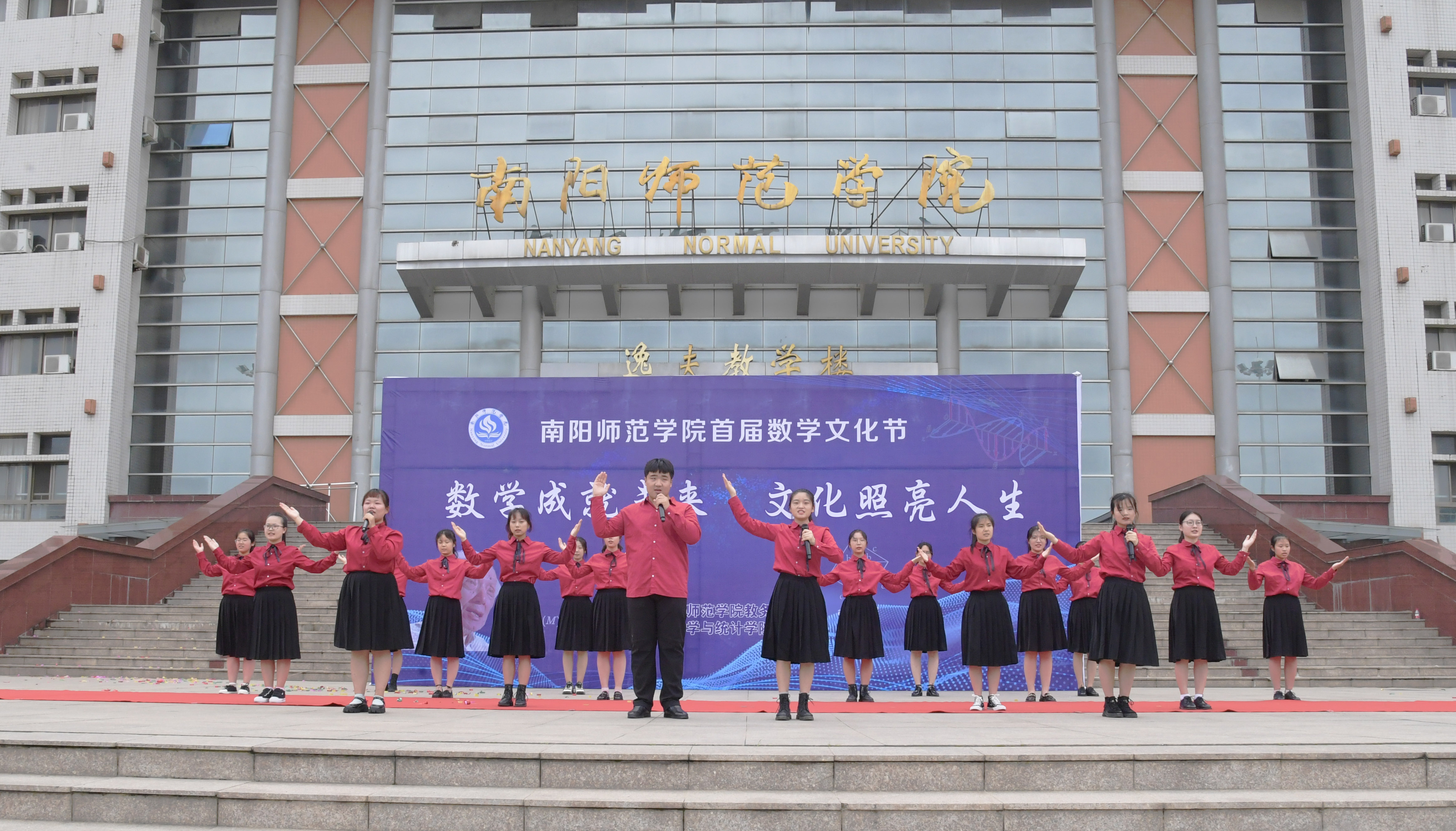 2.开幕式现场.jpg
