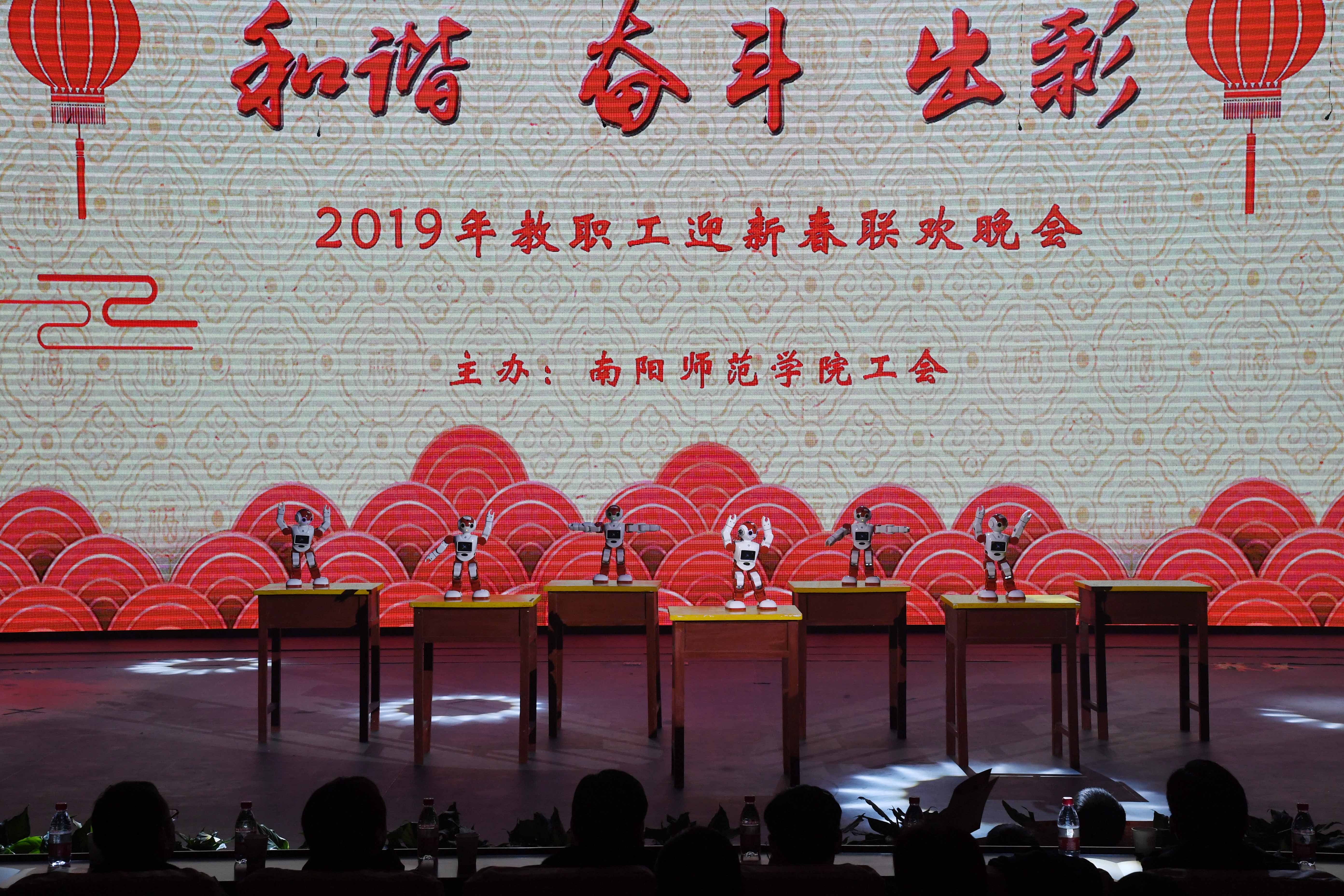 创新创业学院选送的机器人舞蹈《小苹果》.JPG