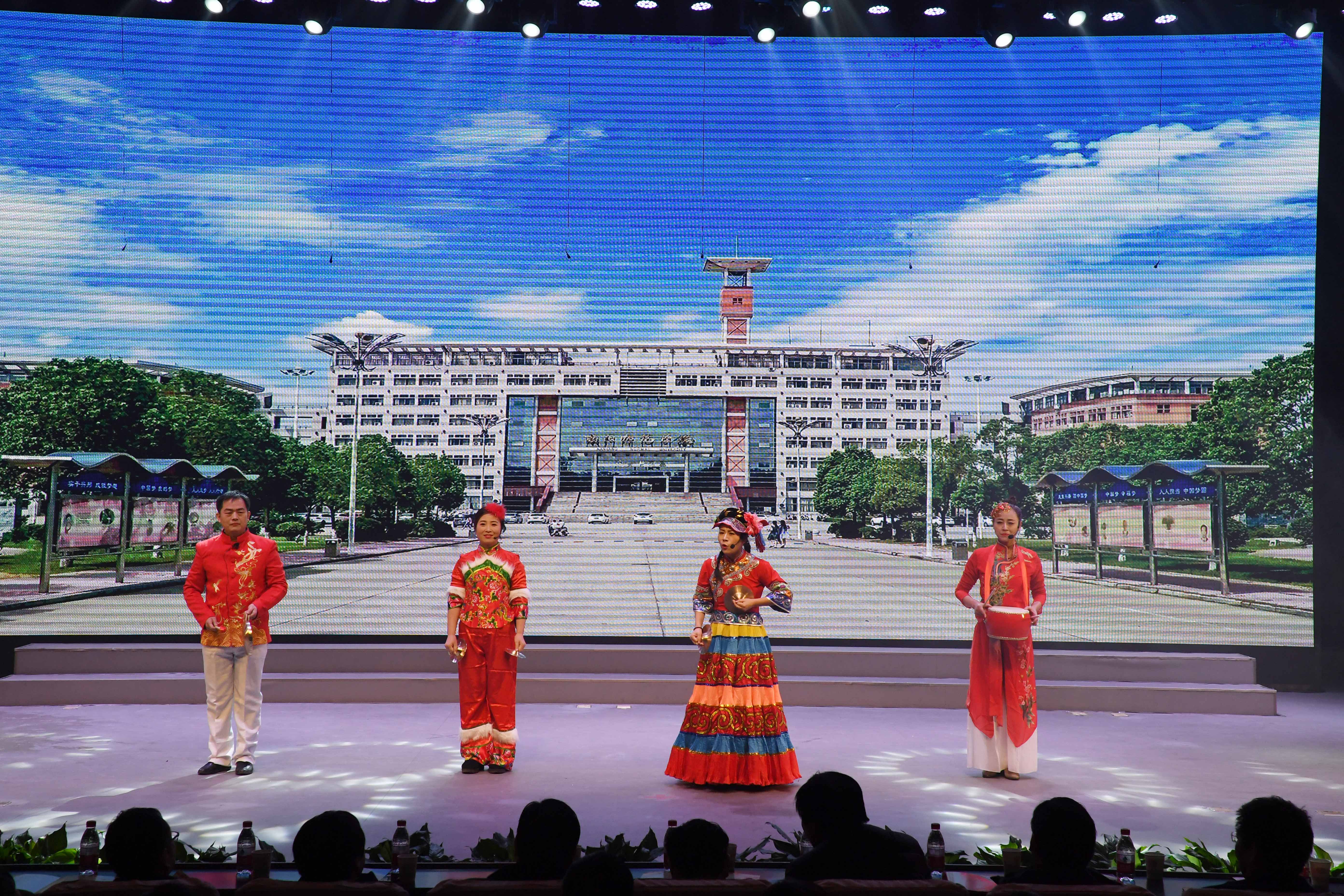 经管学院申俊玲、任东峰等表演的三句半《师院颂》.JPG