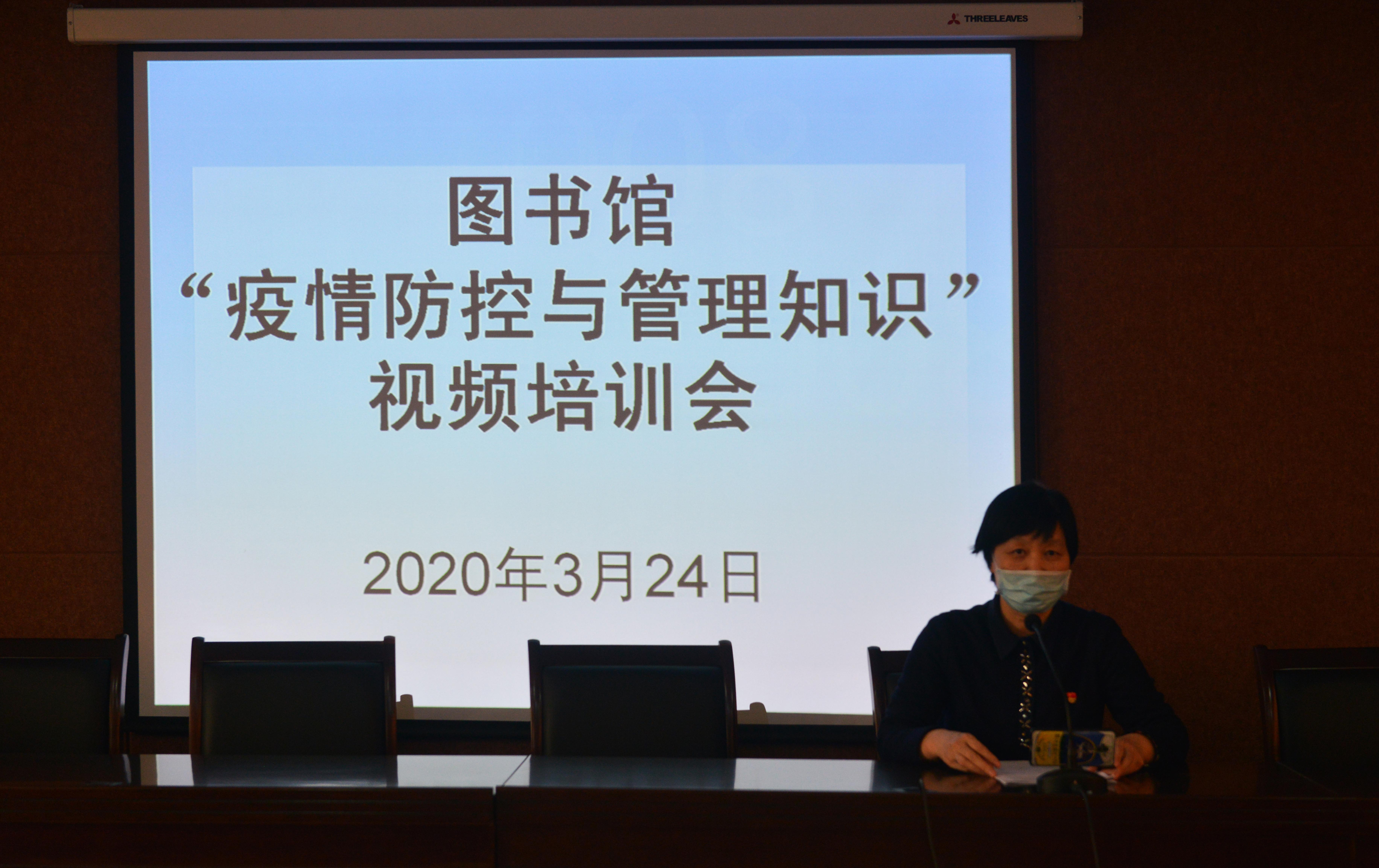 图书馆副馆长贾虹用手机进行钉钉直播.jpg