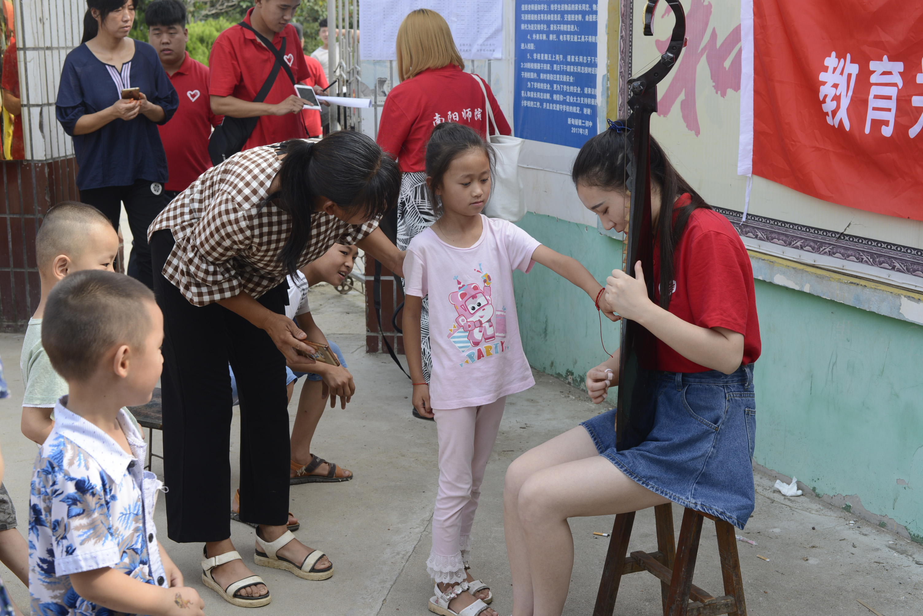 音乐学院赴新野县新甸镇开展暑期三下乡社会实践活动.JPG