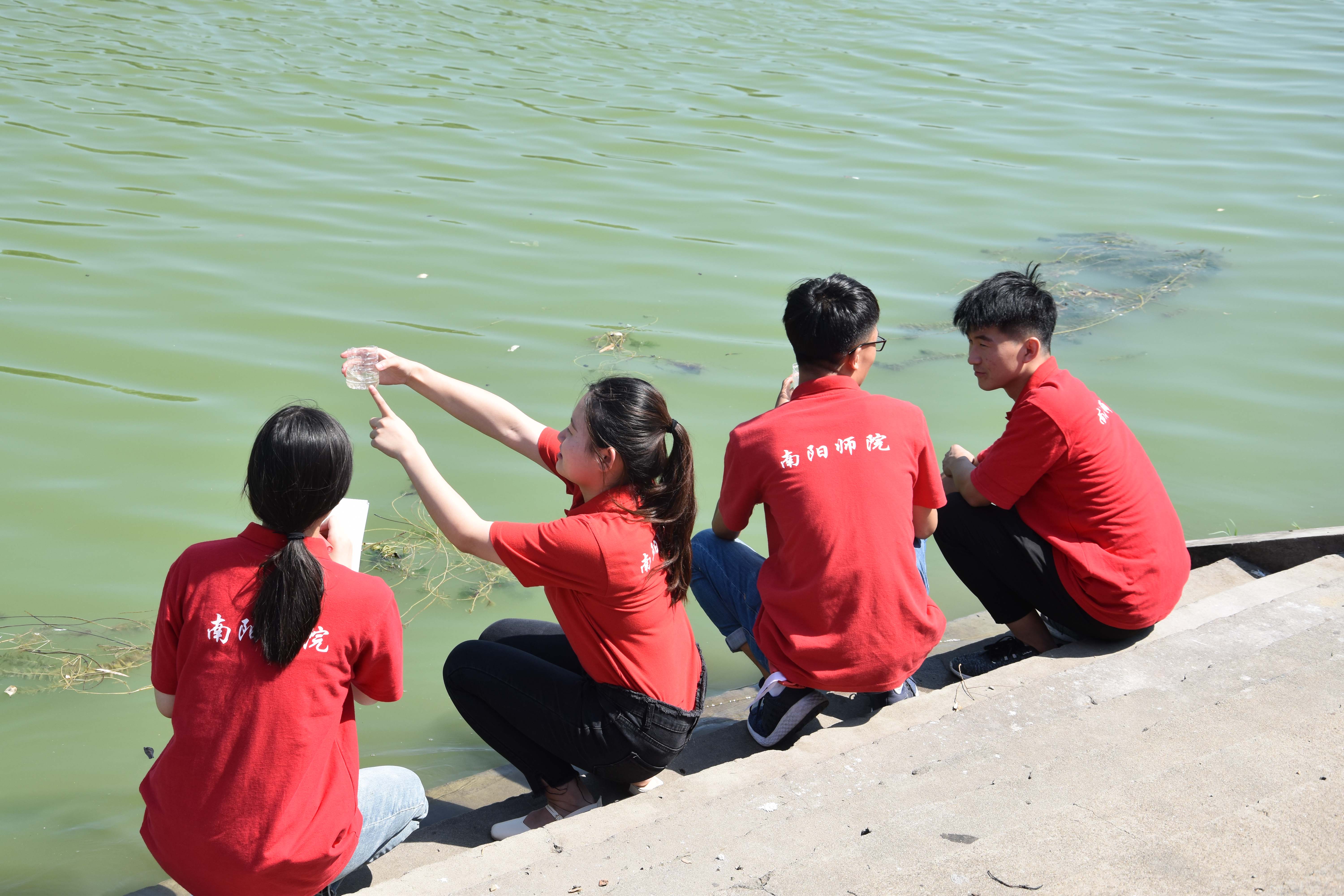外国语学院暑期社会实践团开展“三下乡”水质监测活动.JPG