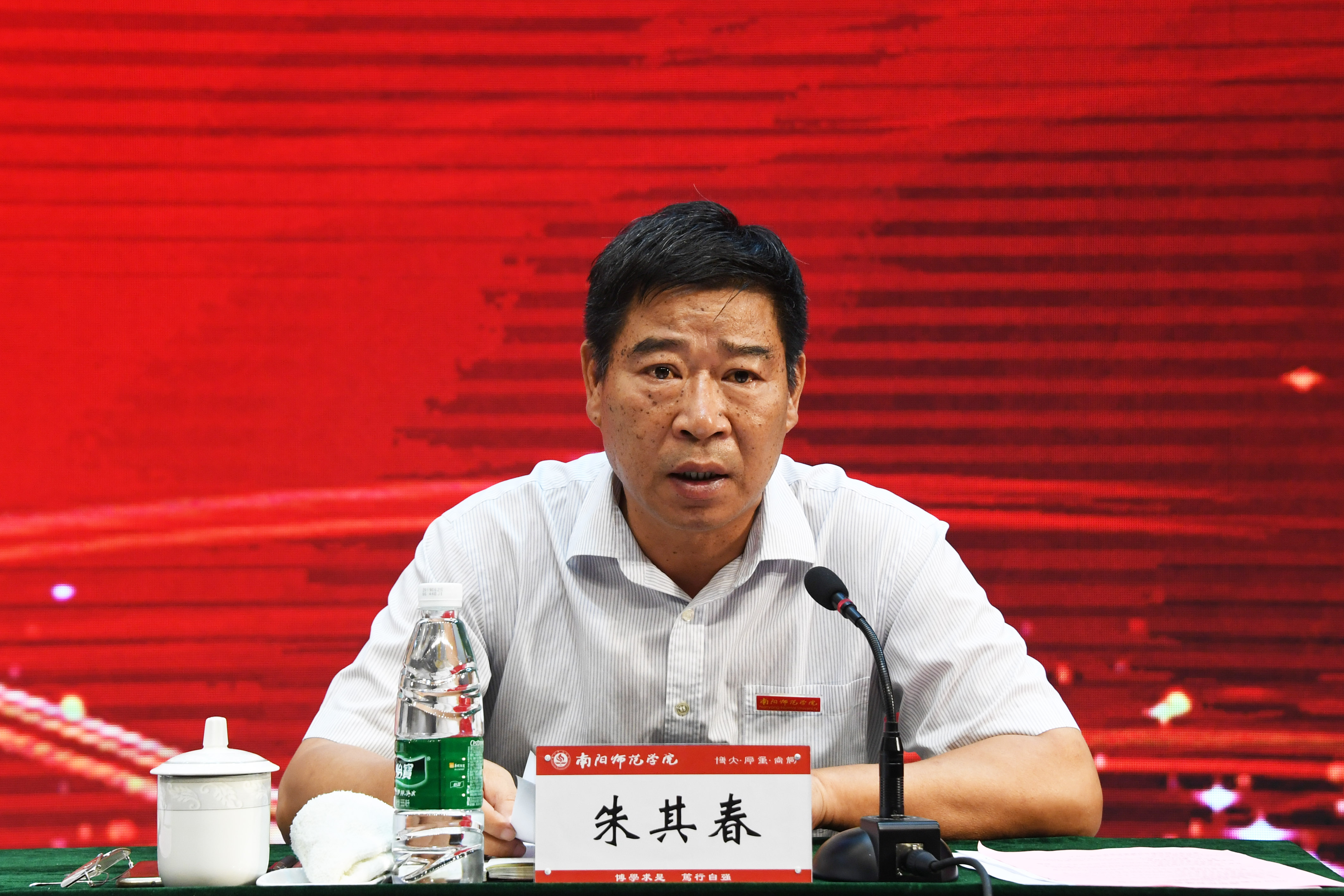 7工会主席朱其春宣读《必赢线路检测3003no1关于对2019年度从事教育工作满三十年教职工颁发荣誉证书及纪念章的决定》.jpg