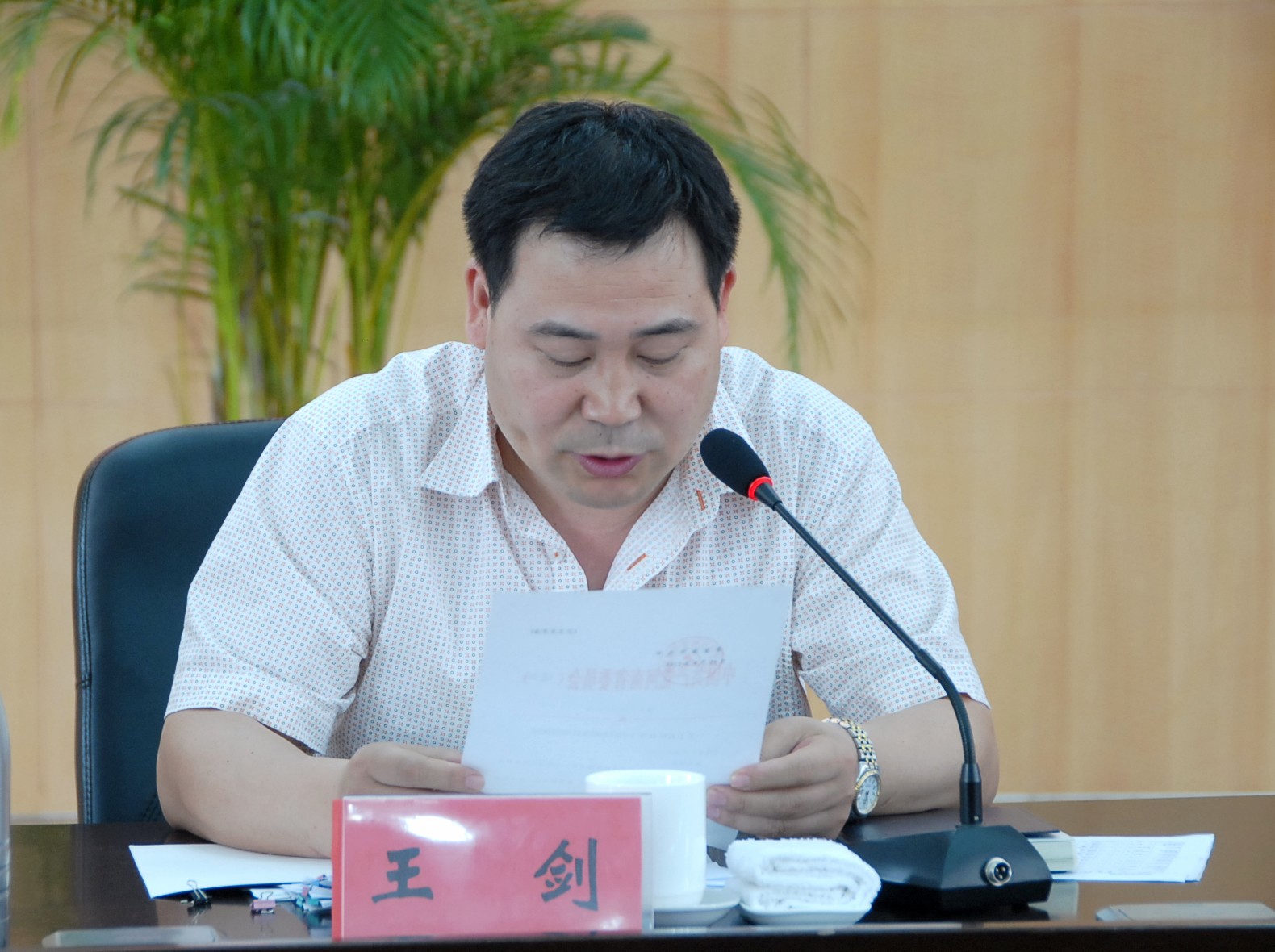 4省委组织部科教企业干部处副处长王剑宣读省委关于必赢官网领导干部职务任免的决定.JPG