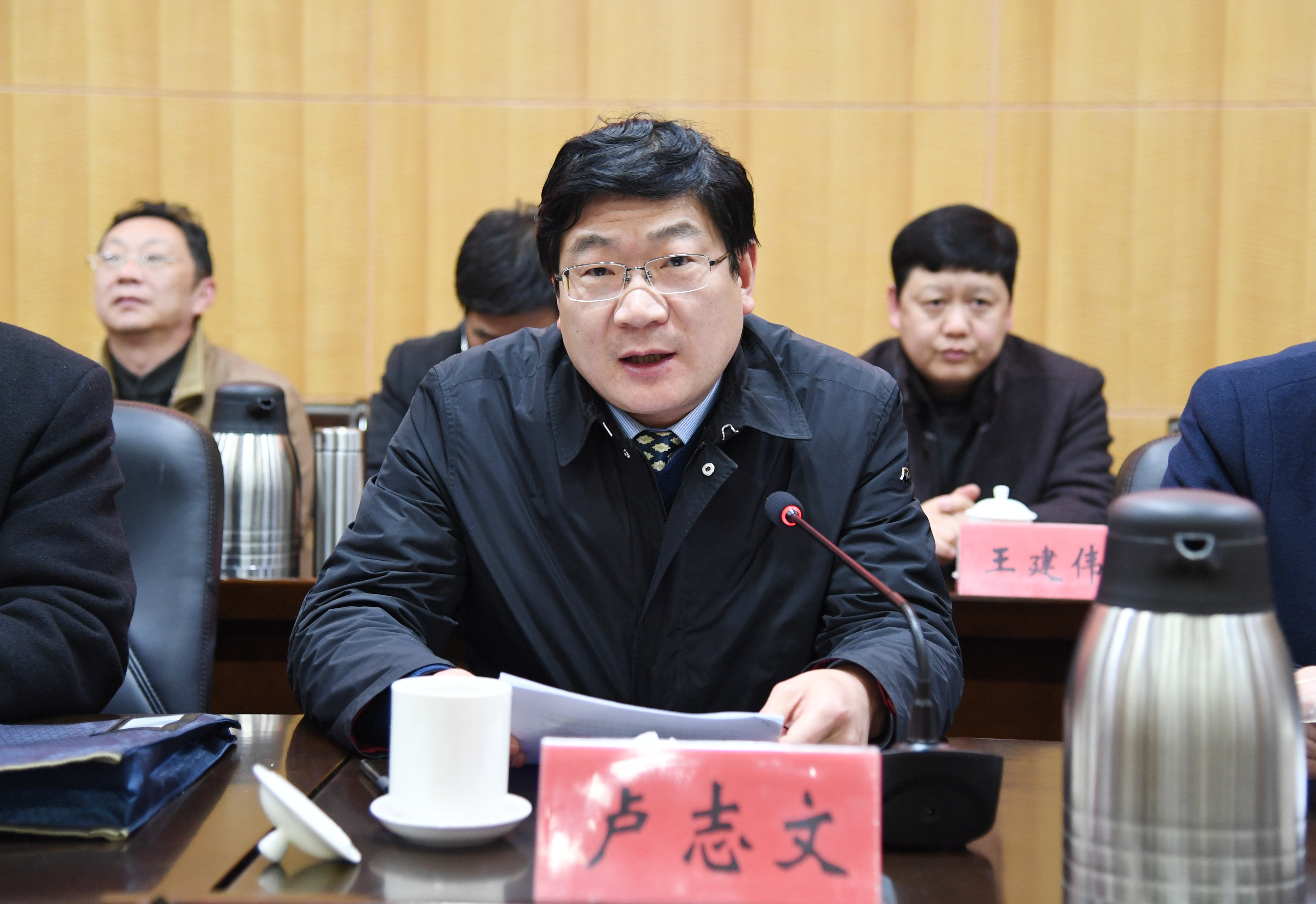 5党委副书记、纪委书记卢志文同志作《民主评议领导干部及机关工作作风动员报告》.JPG