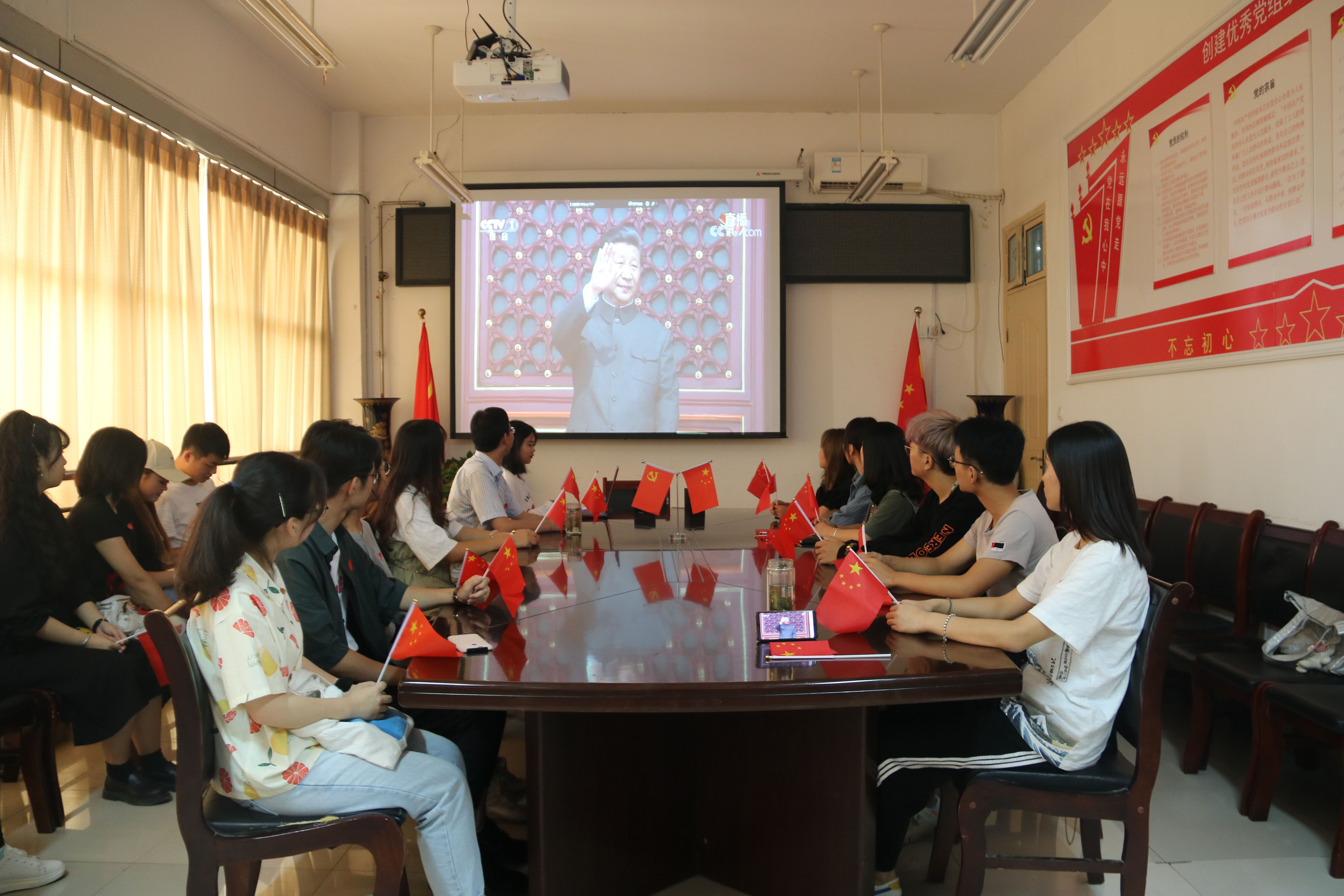 国际教育学院组织收看庆祝中华人民共和国成立70周年大会.JPG