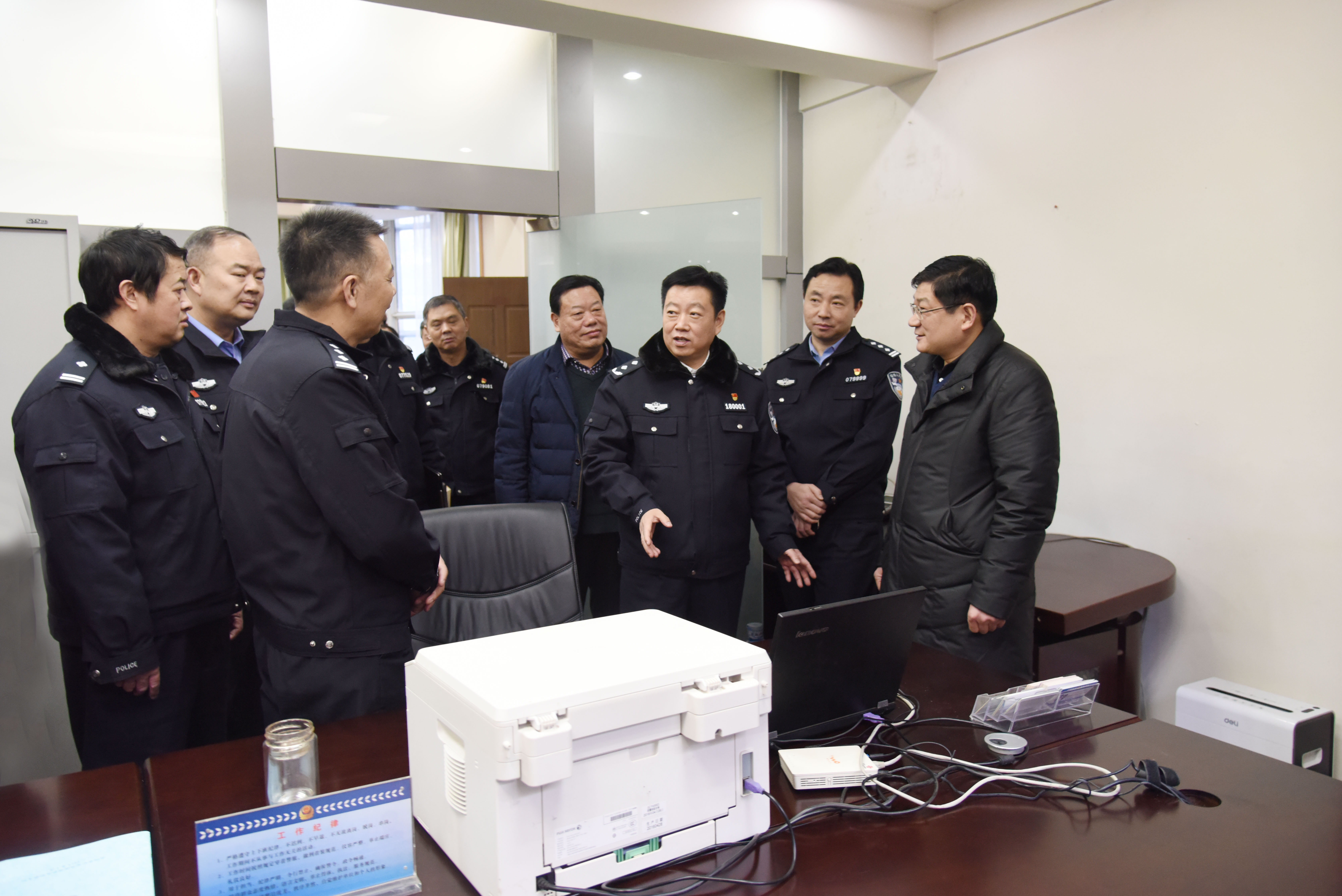 戚绍斌一行查看必赢官网维稳安保基础设施建设情况.JPG