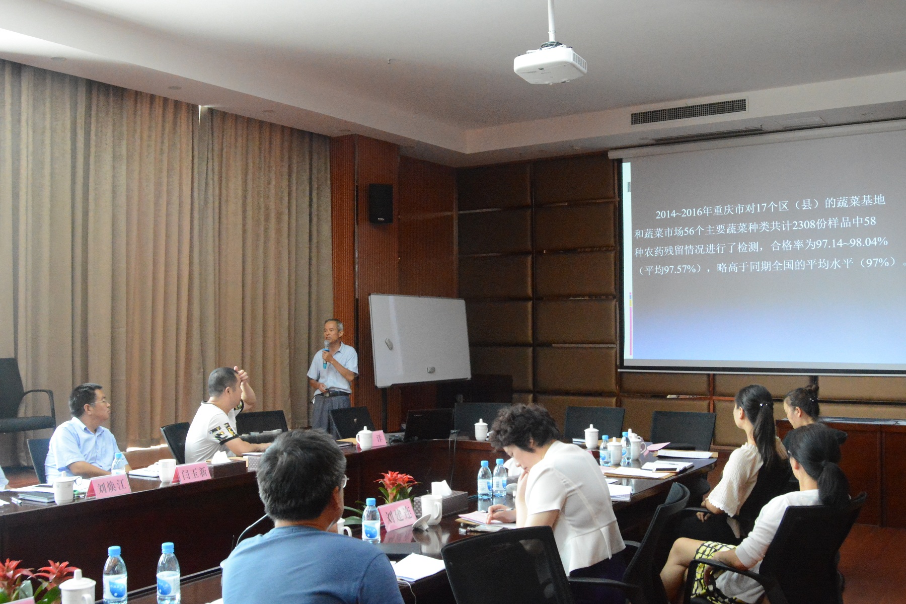 黄思良教授在首届南阳食品安全论坛年会上作 “关于近年我国农产品质量安全状况及其对策的若干思考”的主旨演讲.JPG