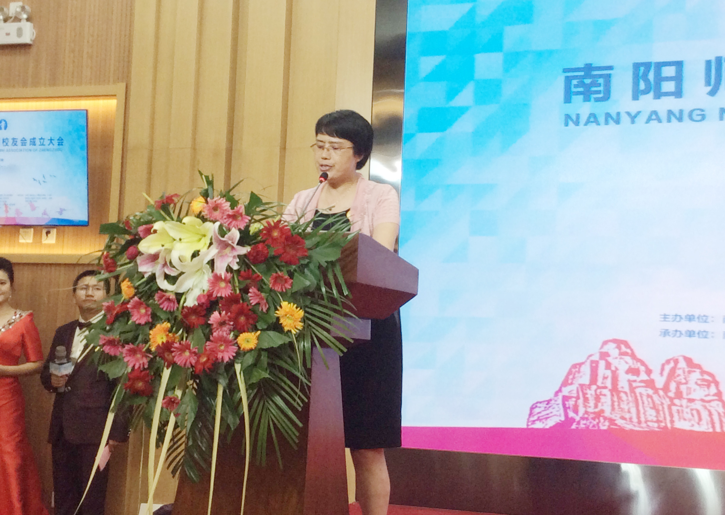 7.工会主席孟静雅宣读《必赢线路检测3003no1郑州校友会首届组委会建议名单》.jpg