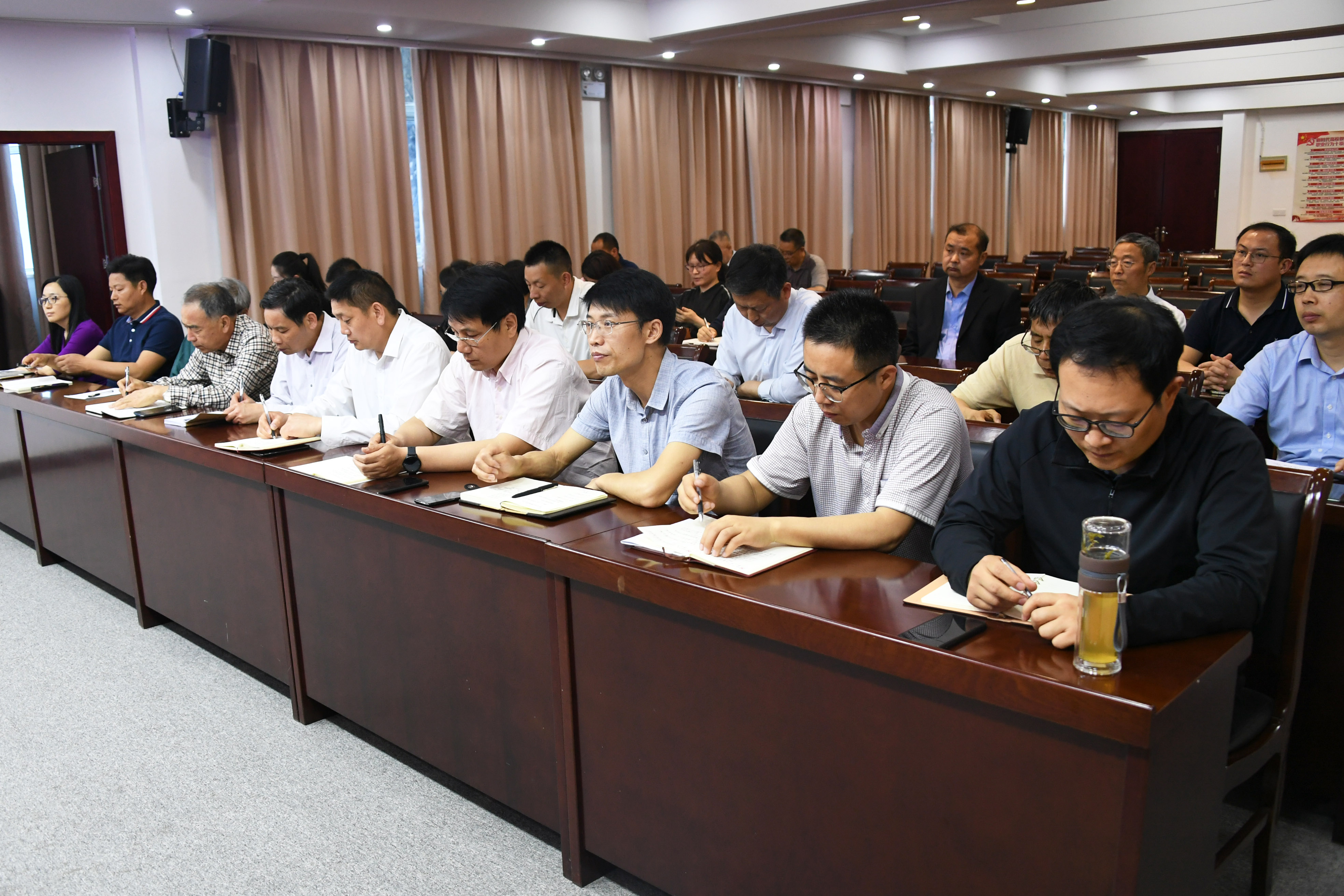 4.会议现场.jpg
