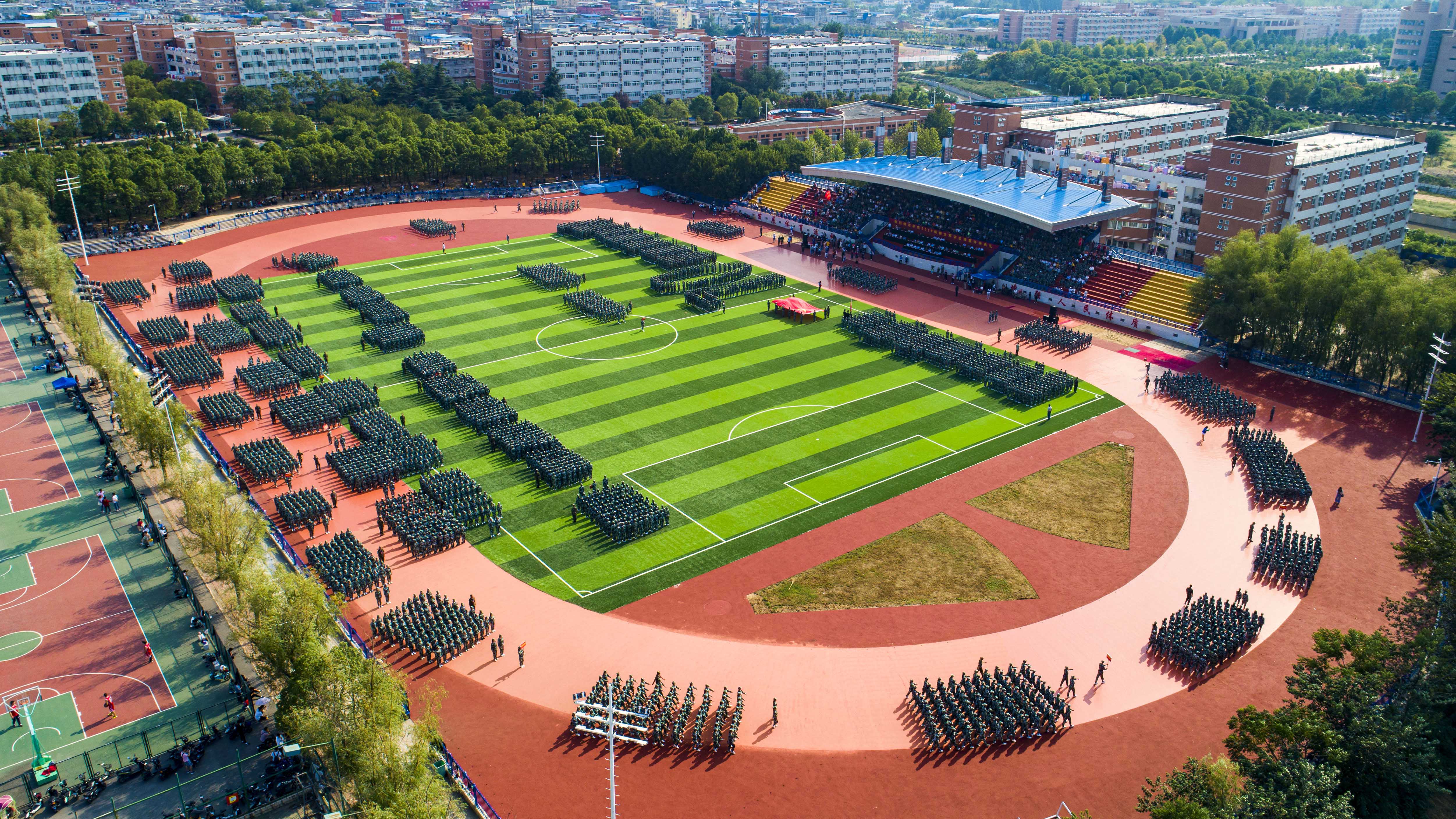 3军训会操及开学典礼现场.jpg