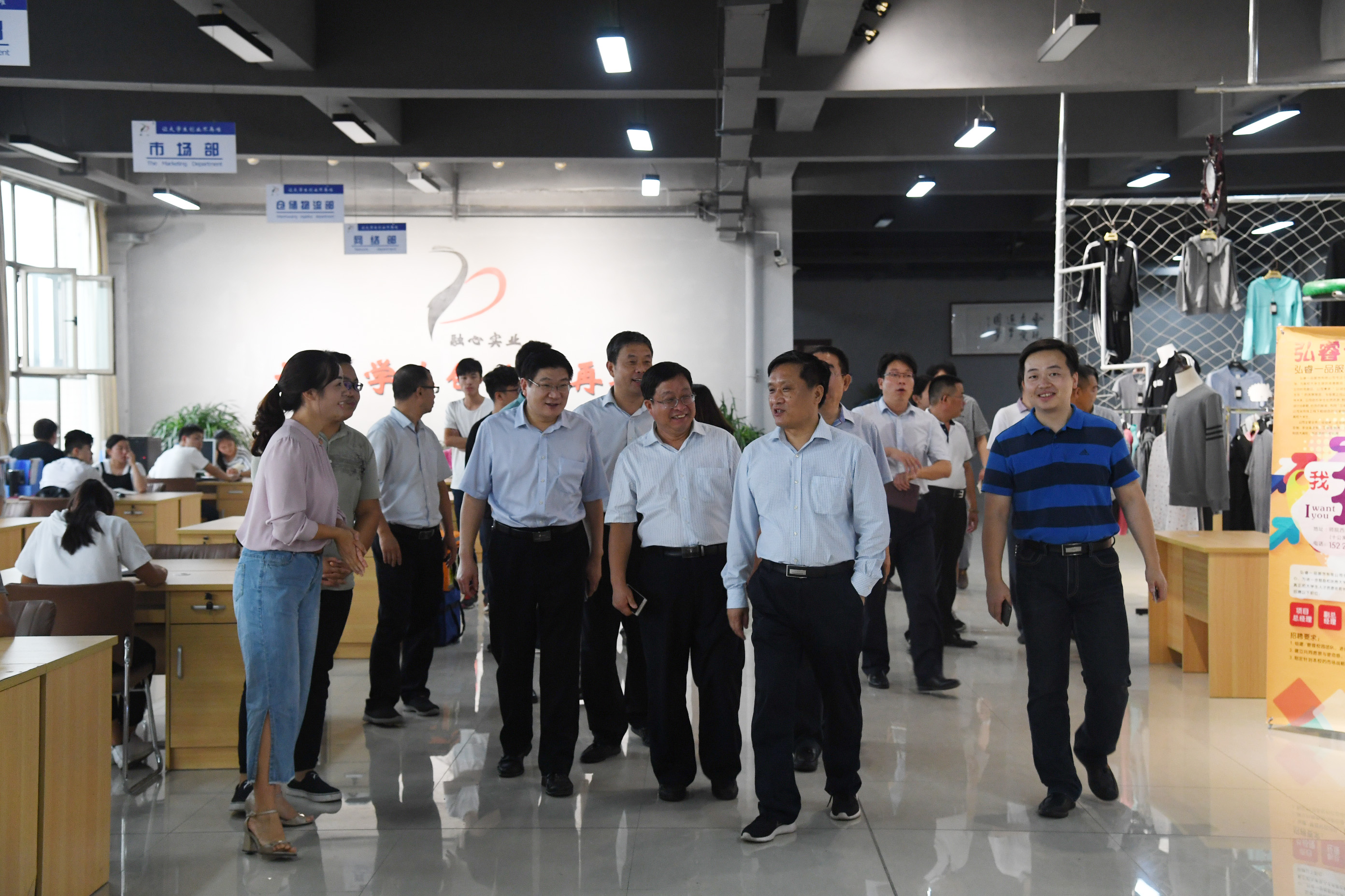 7专家组实地考察必赢官网大学生创业代表融心创客平台.JPG