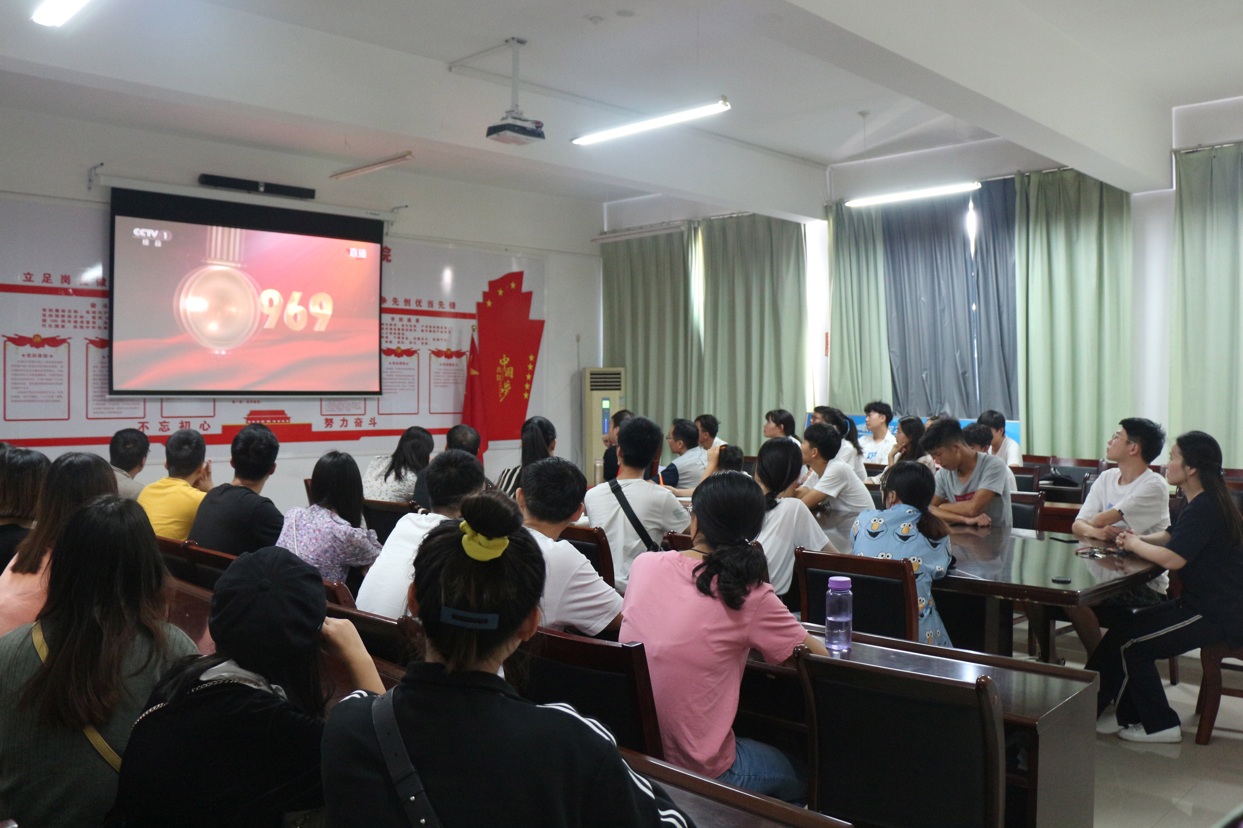 软件学院组织收看庆祝中华人民共和国成立70周年大会.JPG