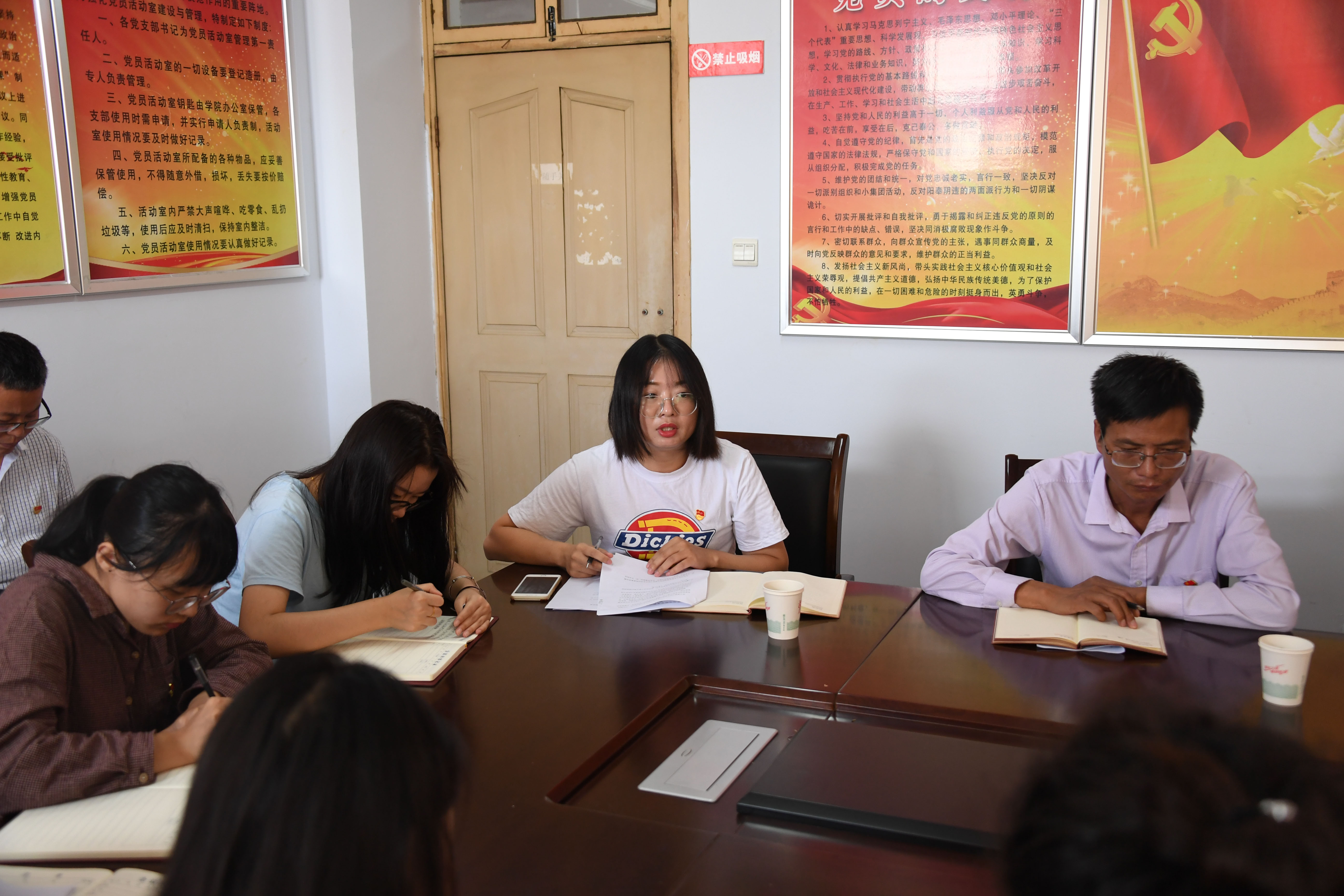 文史学院辅导员、第四学生党支部书记陈晨主持学习活动.jpg