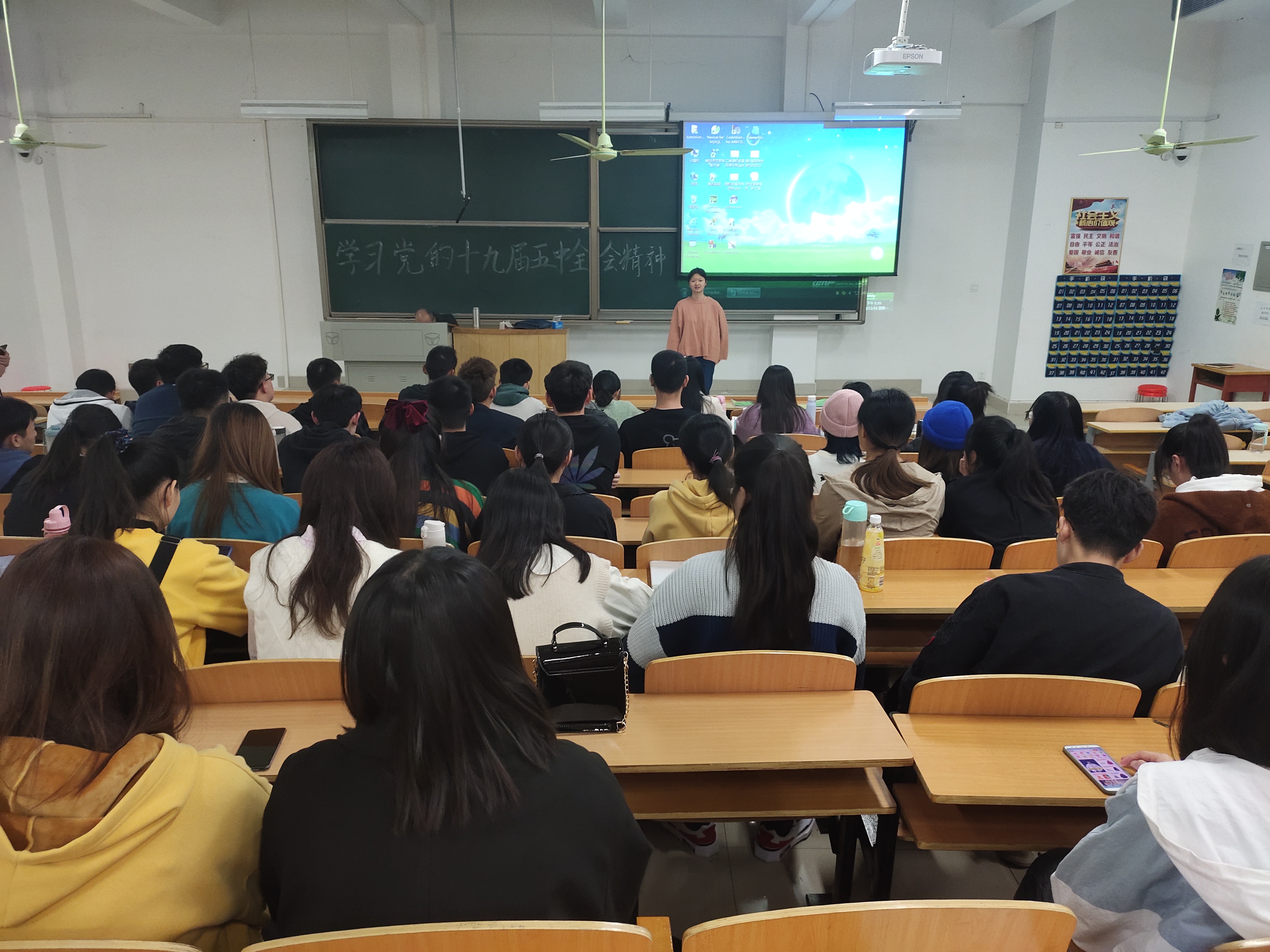 6学生团支部组织团课学习.jpg