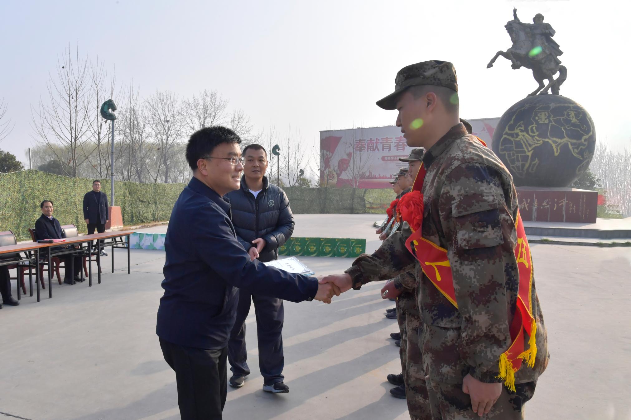 1副校长刘红林为新兵颁发必赢线路检测3003no1“优秀大学生”奖牌.jpg