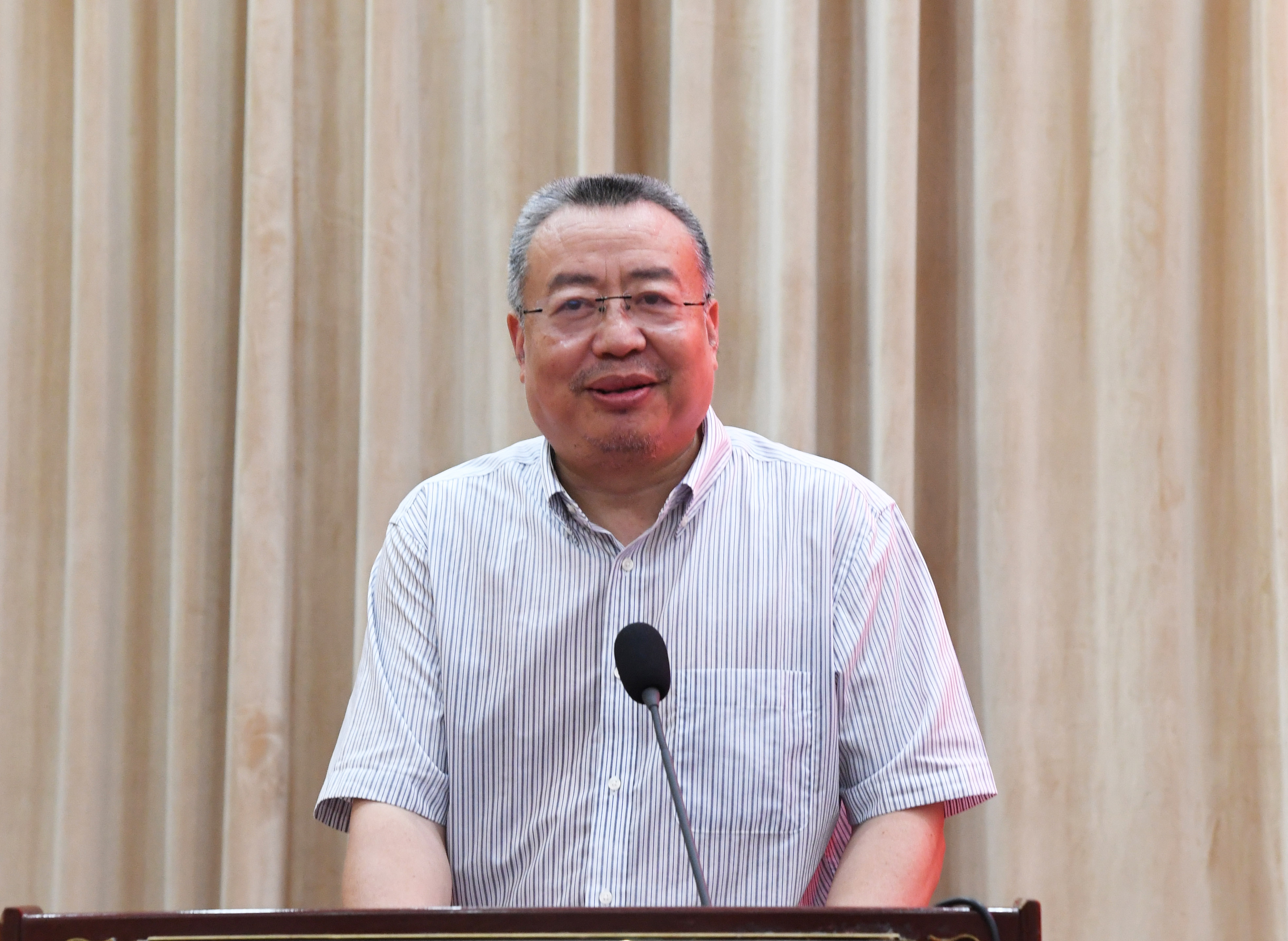 郑州大学副校长屈凌波作报告.jpg