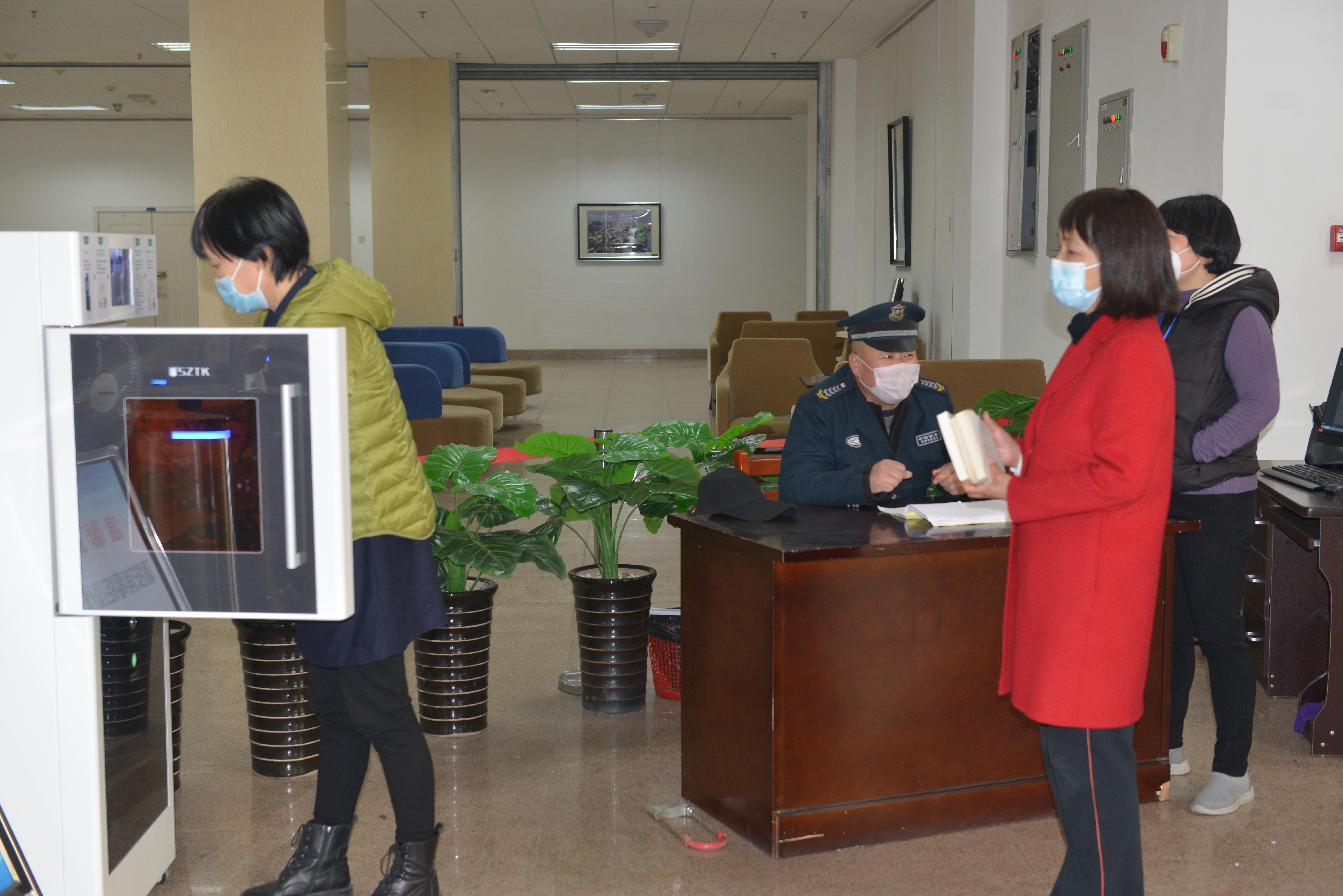 4排队自助图书消毒.JPG