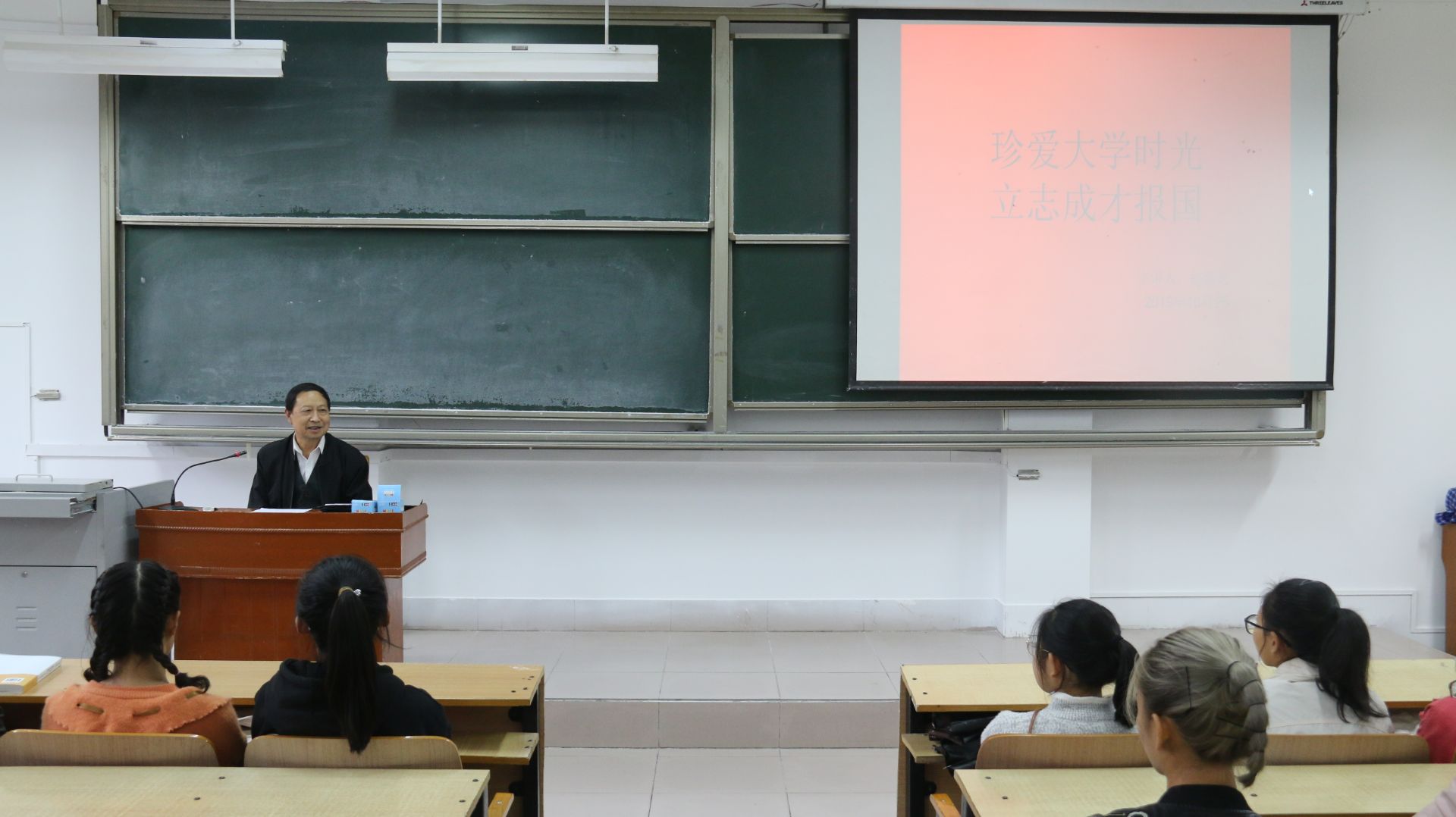 1.经济与管理学院举办理想信念报告会.jpg