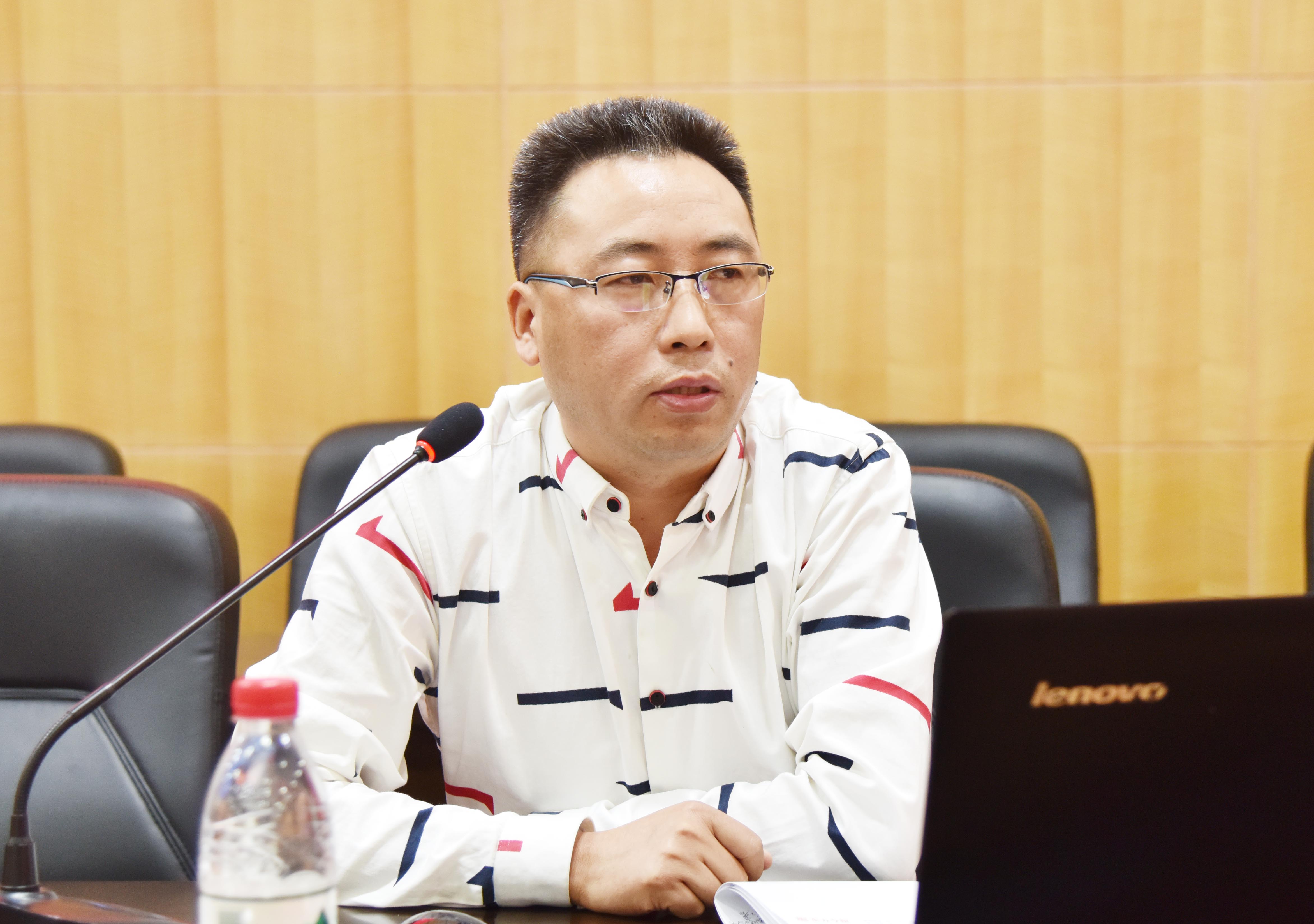 6《东方今报》资深记者、大象融媒体负责人夏友胜作报告.JPG
