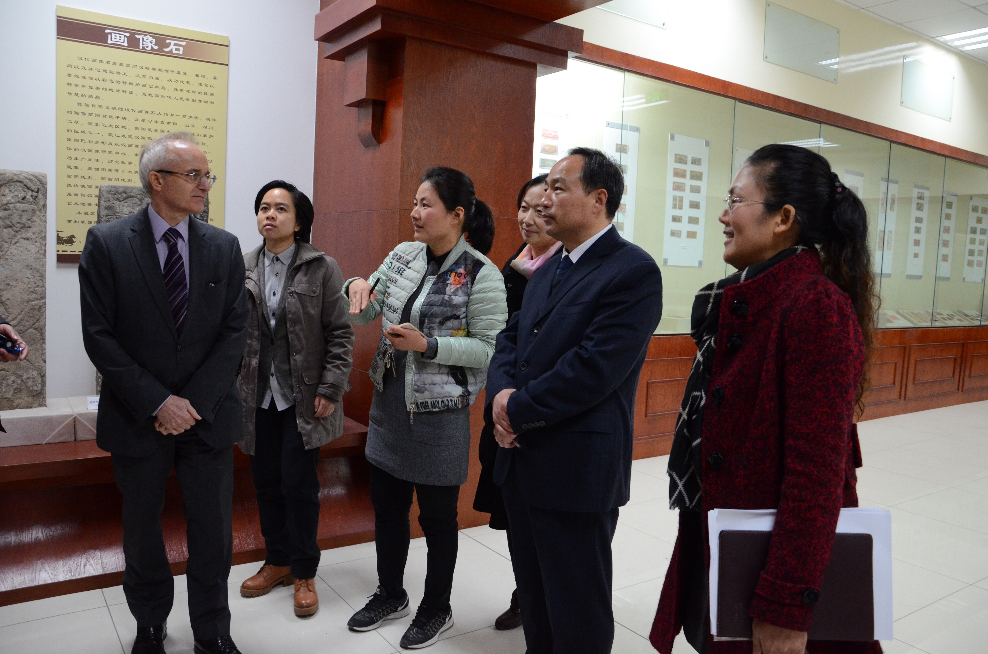 Mike  Wilkinson一行参观必赢官网特色馆藏.JPG