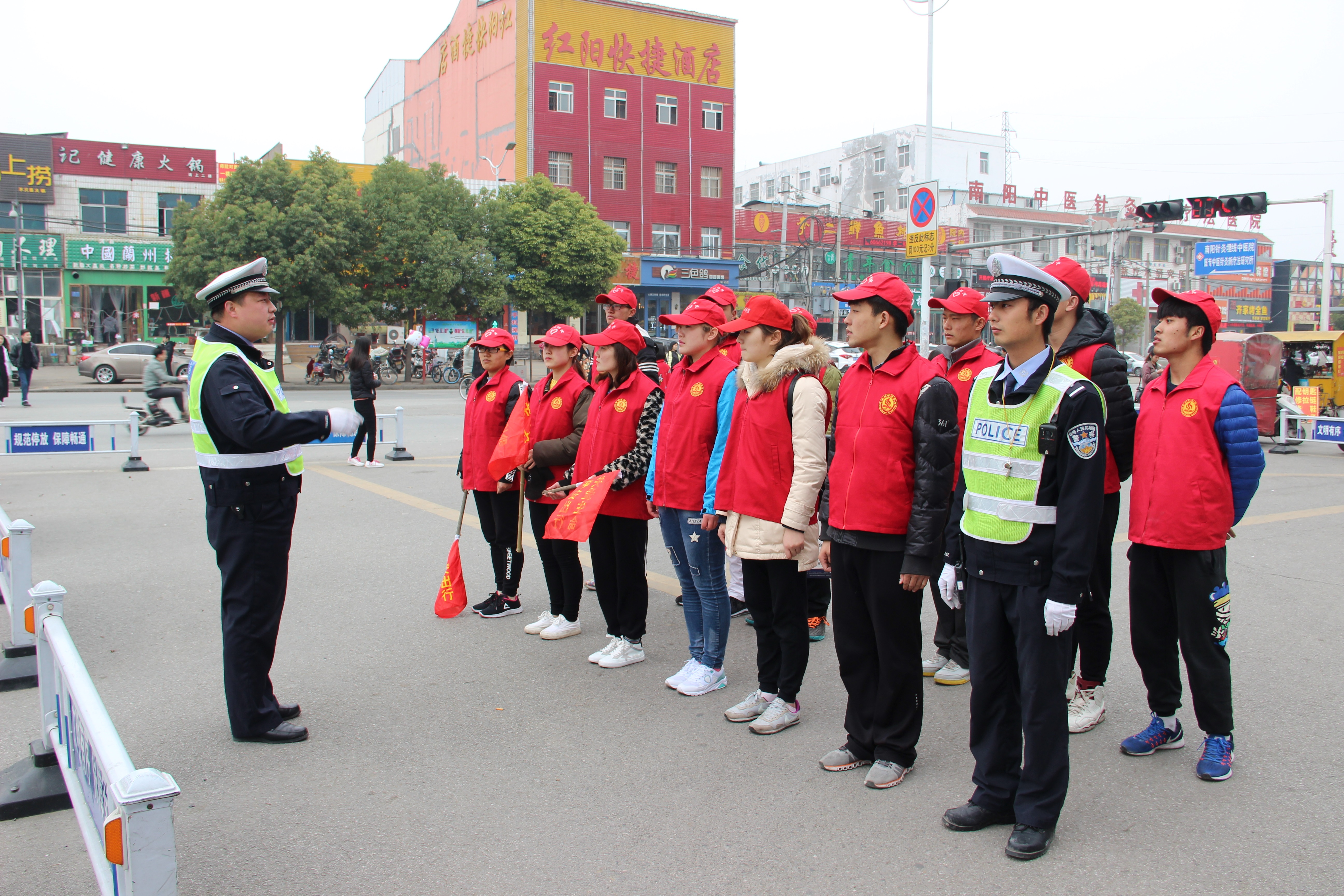 体育学院开展“平安出行”雷锋志愿活动.JPG