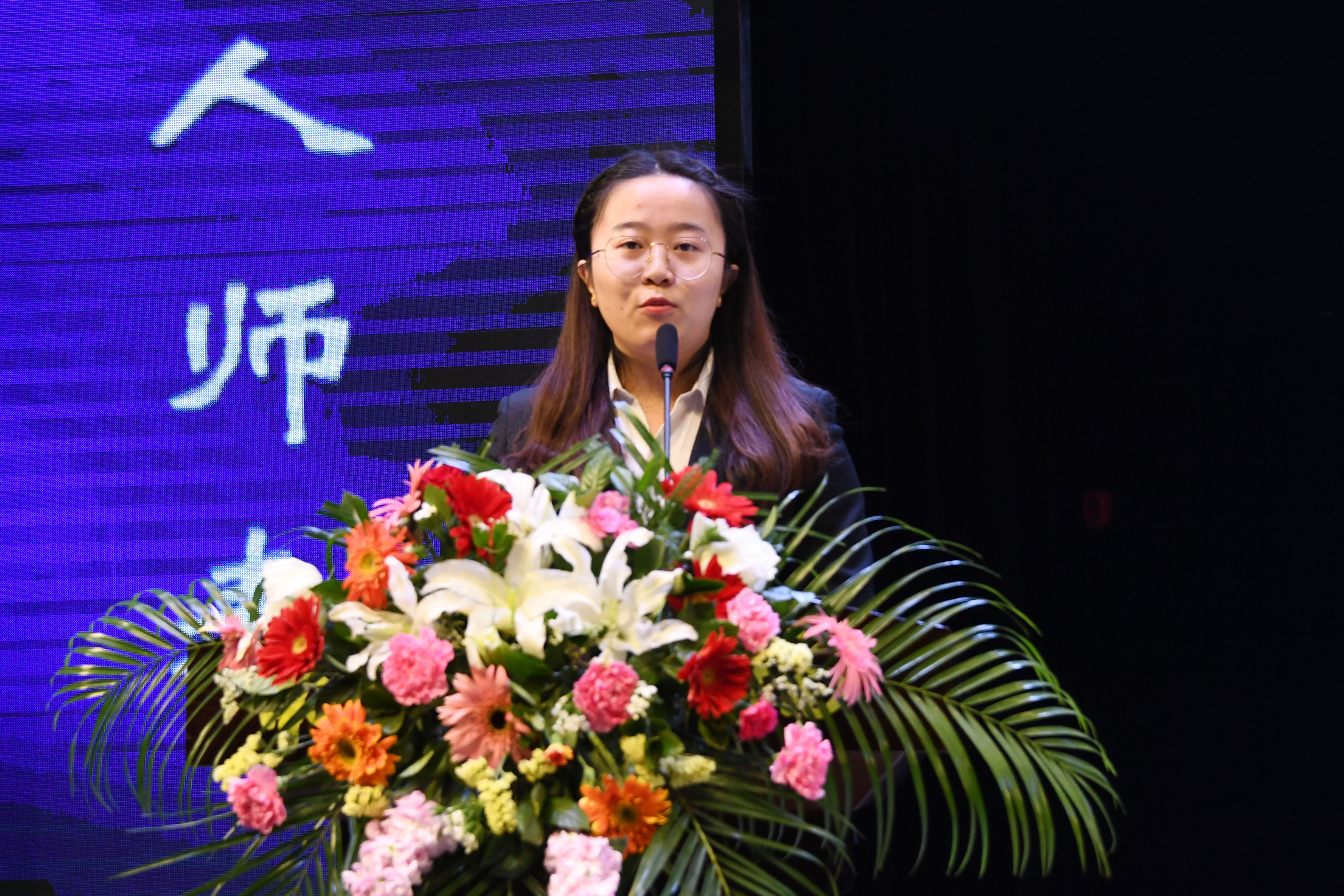 7李芳的女儿代雨辰作《有妈妈的地方处处是温暖》报告.JPG
