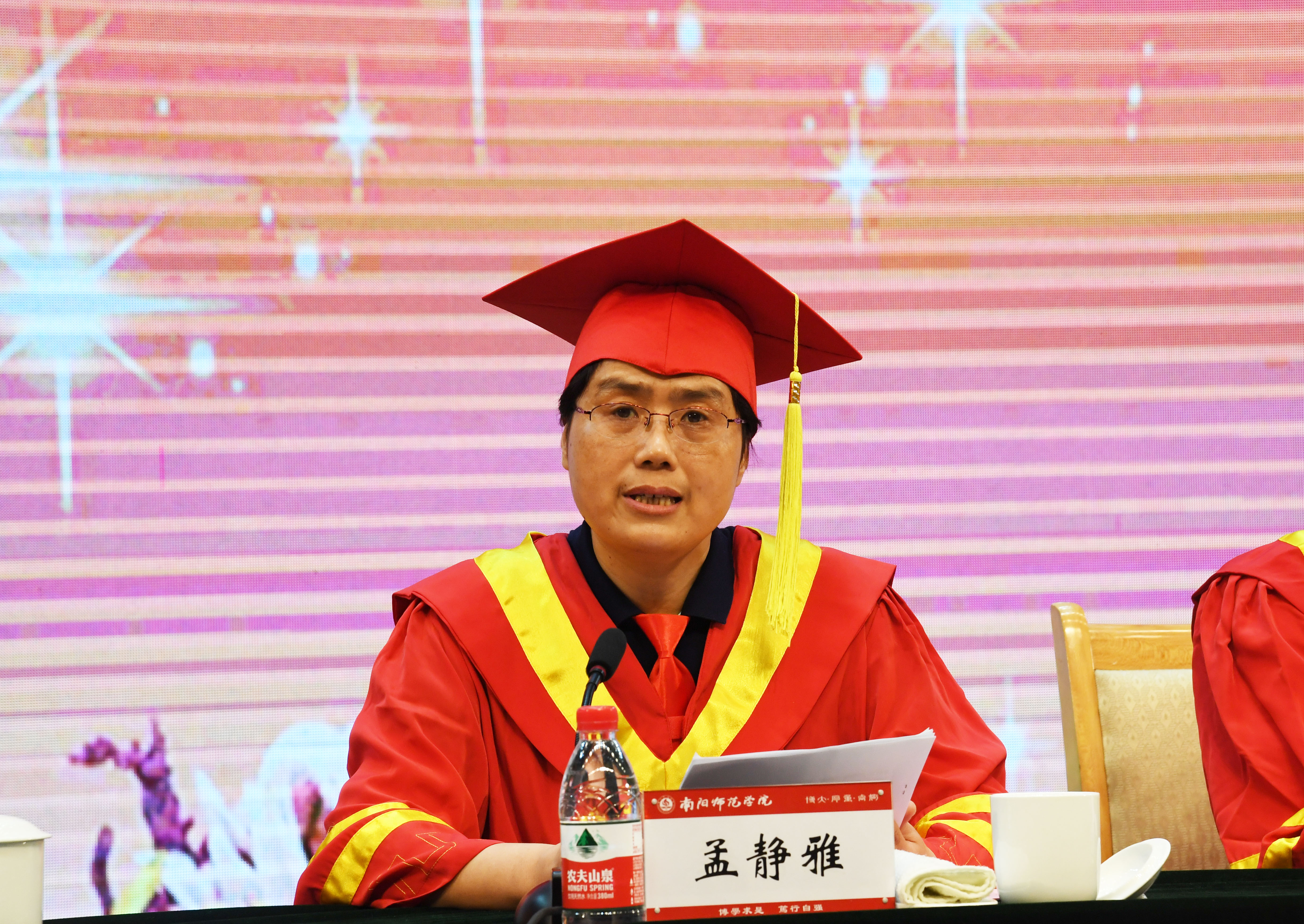 5副校长孟静雅宣读《必赢线路检测3003no1关于表彰2018年优秀应届毕业生的决定》.JPG