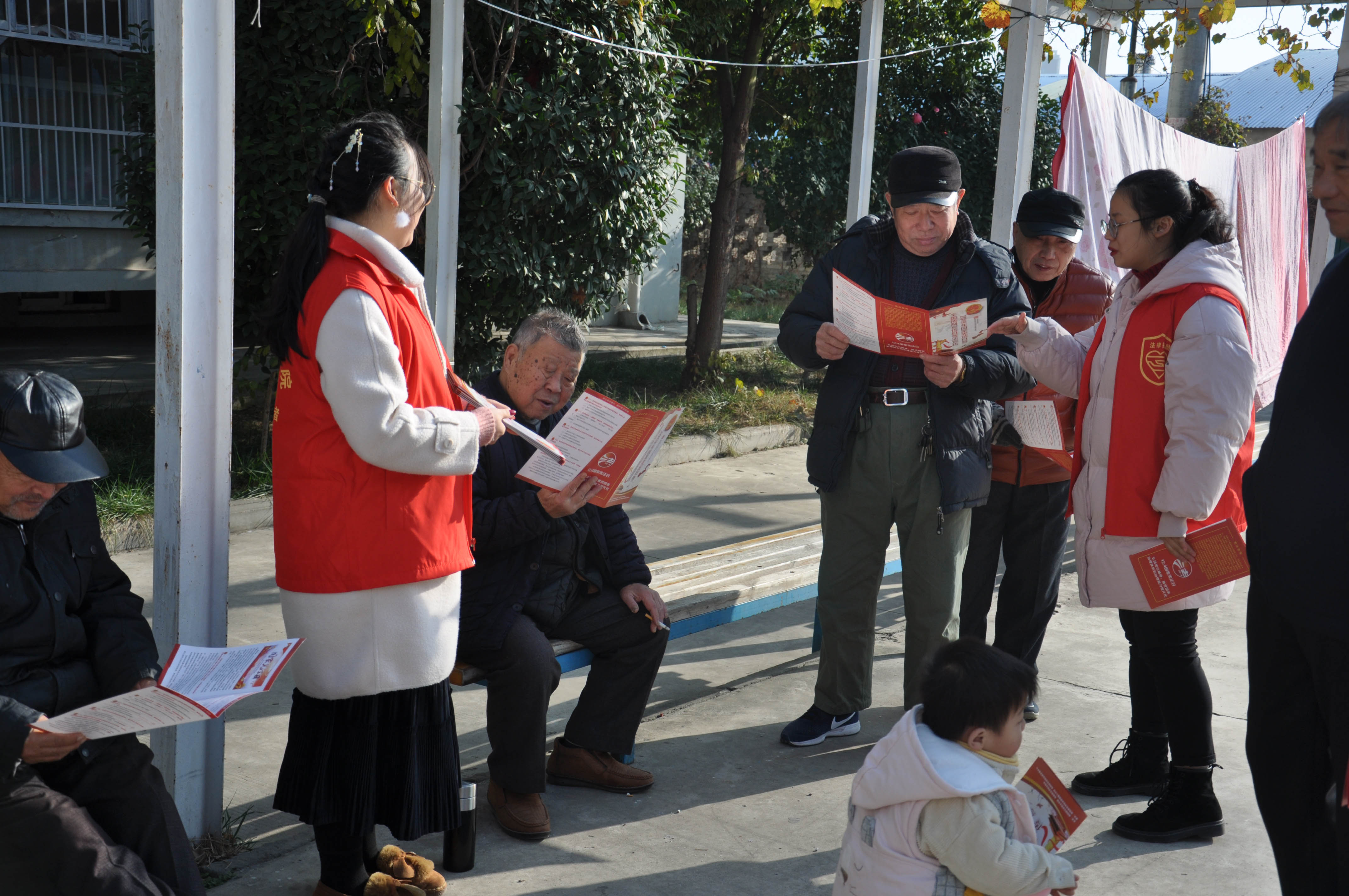 1法学院法律援助中心联合躬耕社区开展“普法进社区”活动.jpg