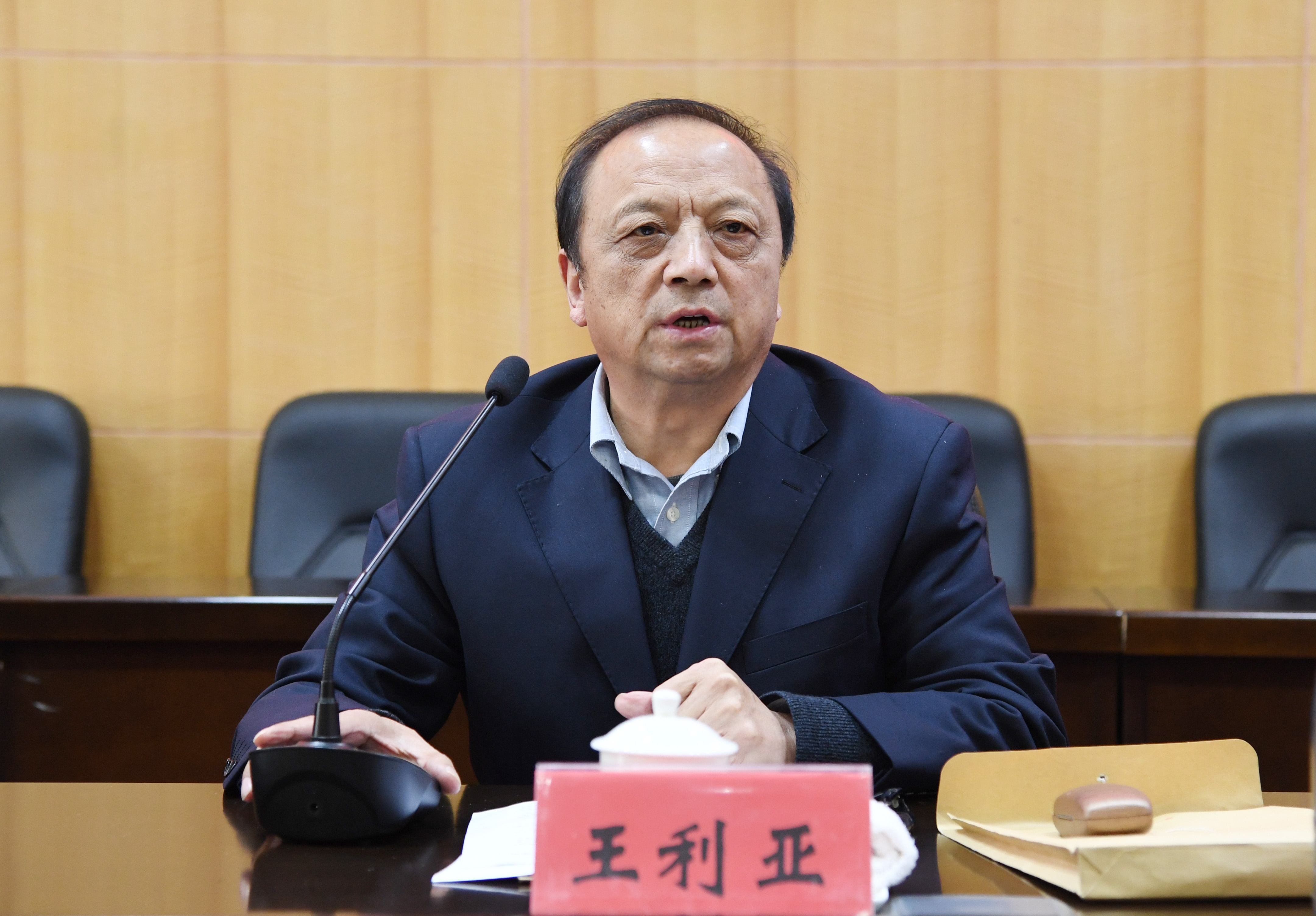 3校长王利亚主持会议.JPG