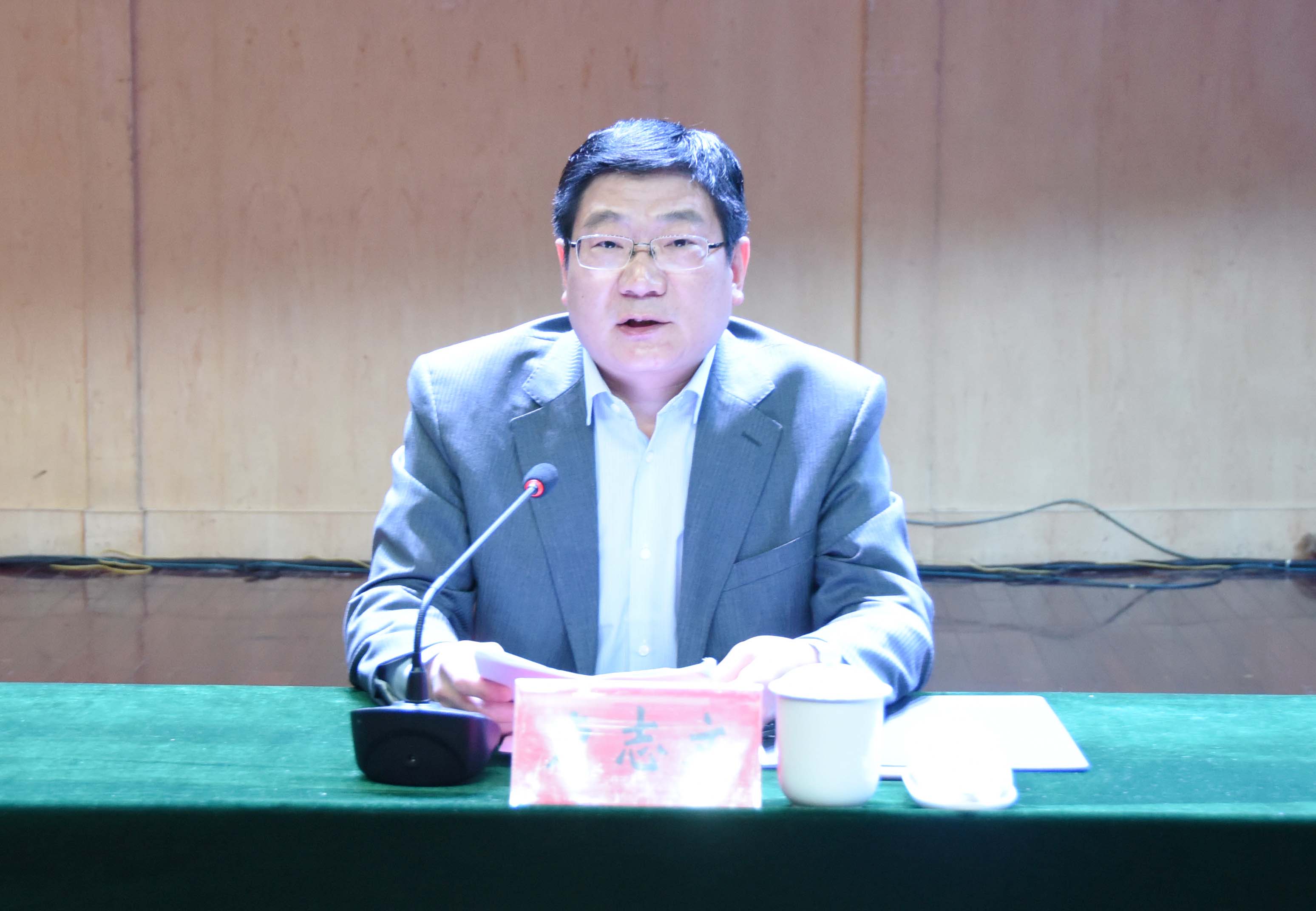 3校长卢志文做主题报告.jpg