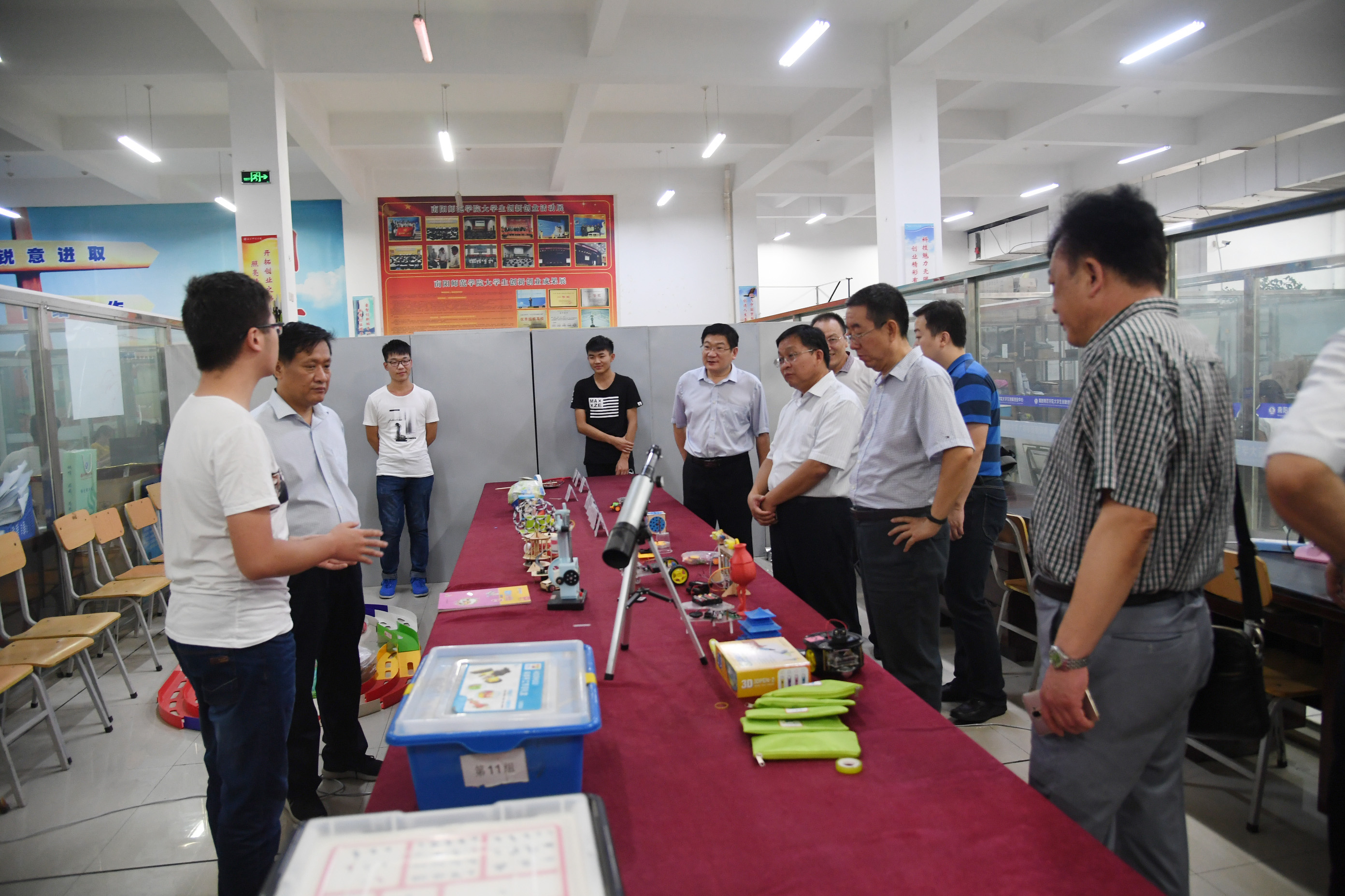 5专家组实地考察大学生创新创业中心.JPG