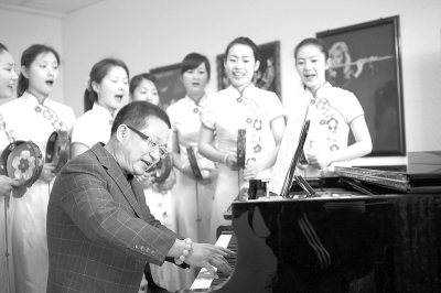 必赢线路检测3003no1吴金宝老师在辅导学生们练习大调曲。 本报记者 袁昕摄.jpg