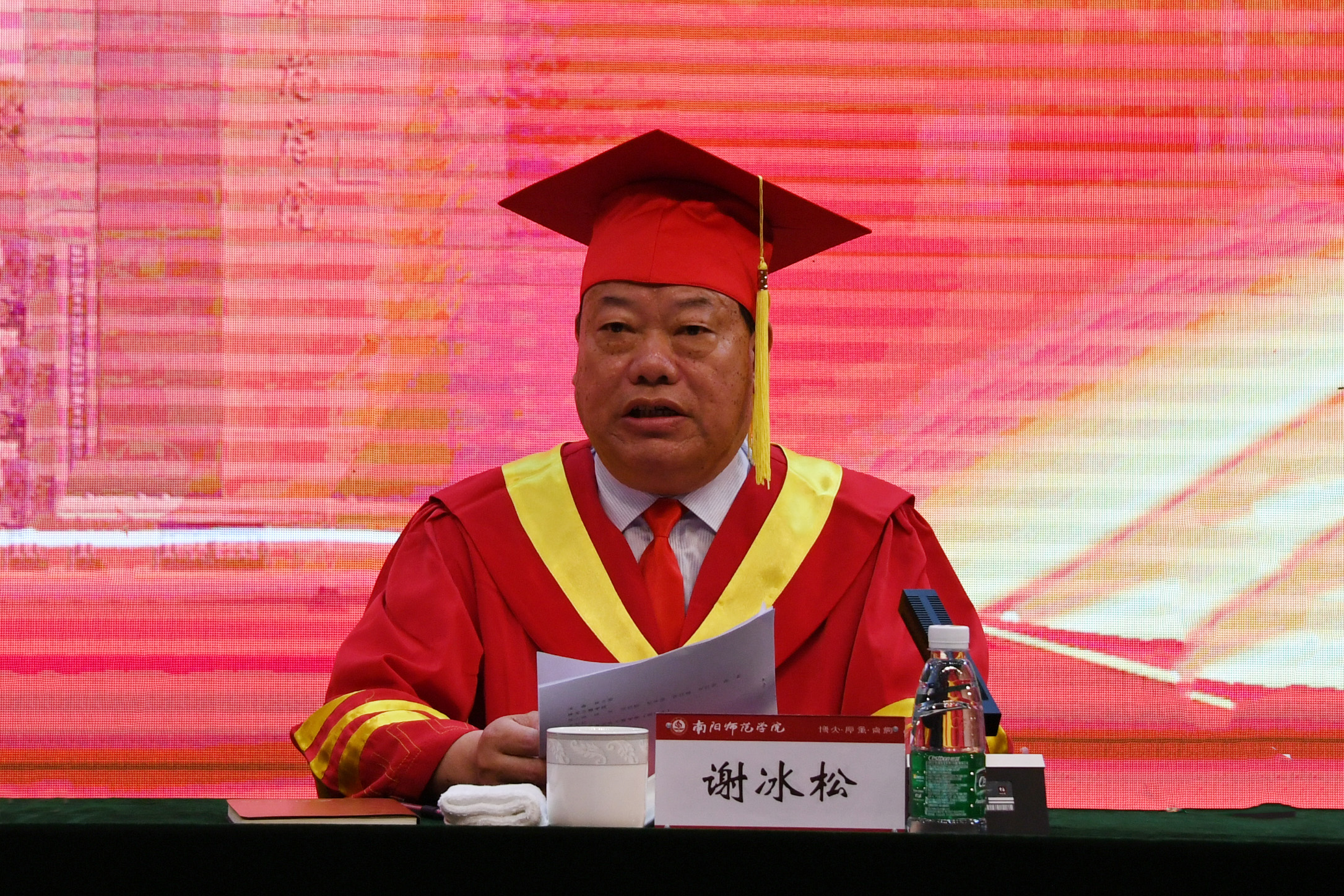 5.党委副书记谢冰松宣读《必赢线路检测3003no1关于表彰2021年优秀应届毕业生的决定》.jpg