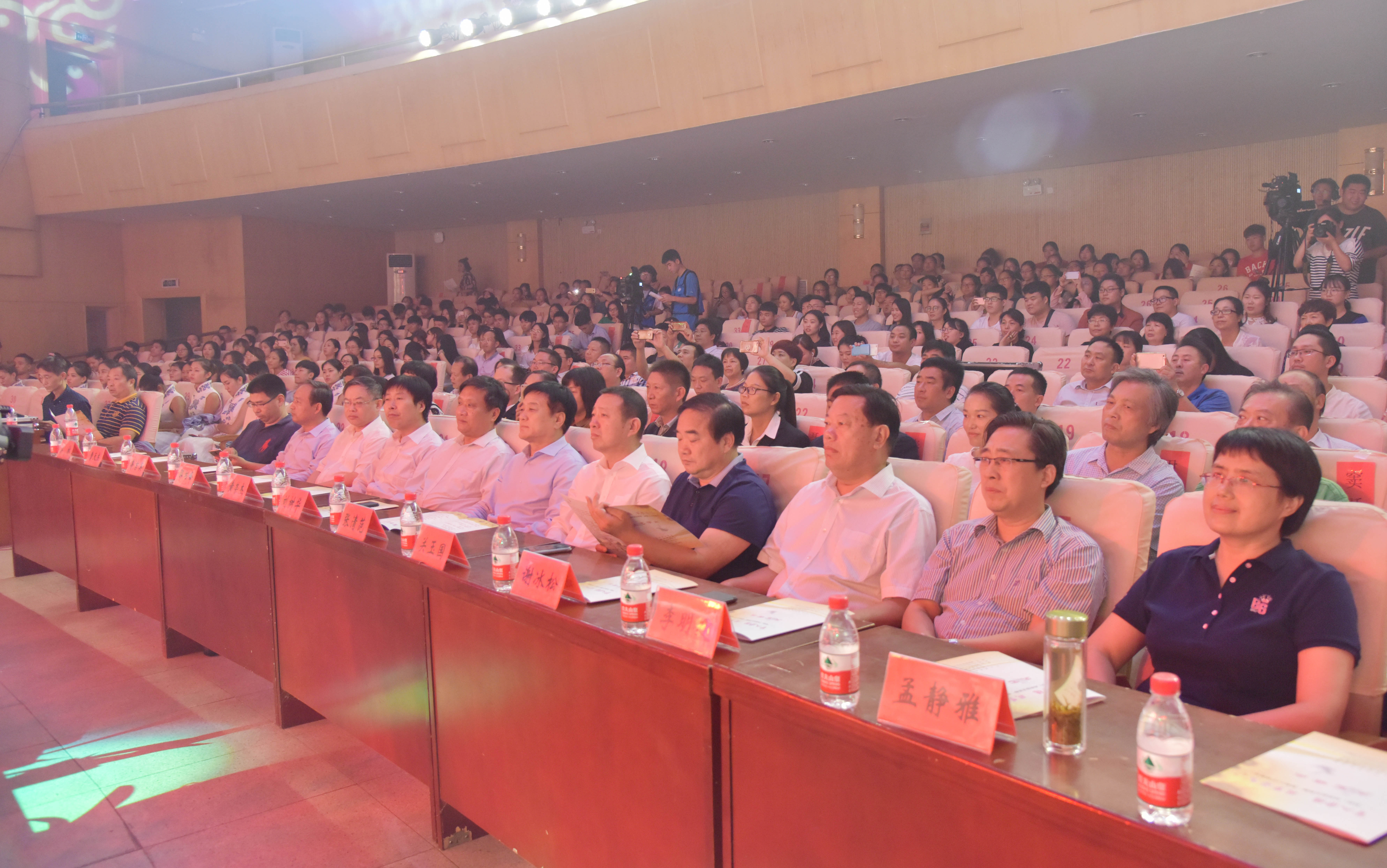 10文艺演出现场.JPG