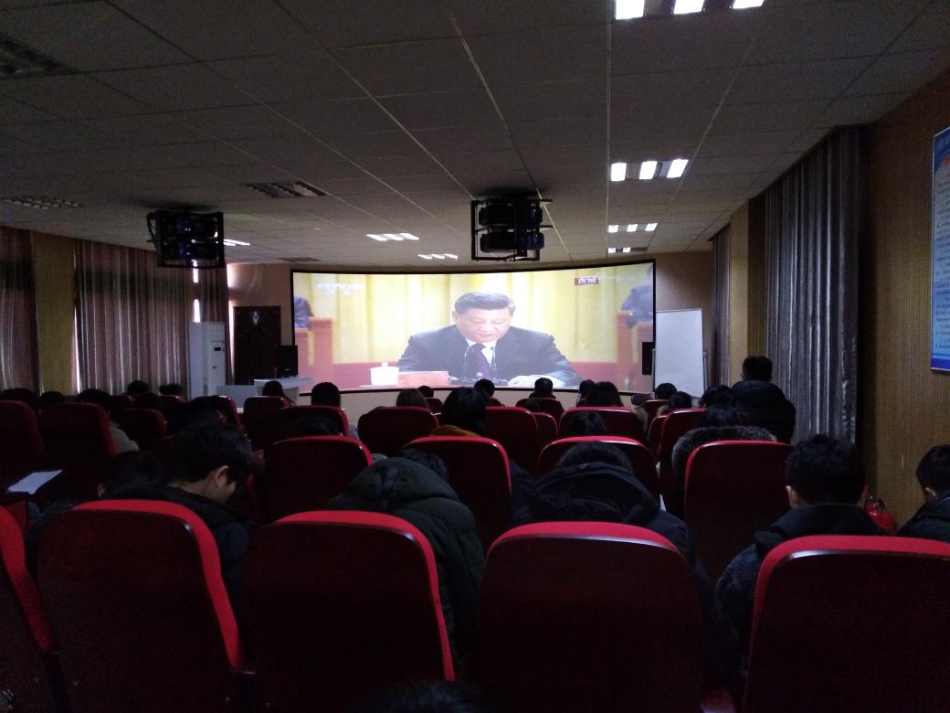 15经济管理学院师生观看纪念改革开放40周年大会直播.JPG