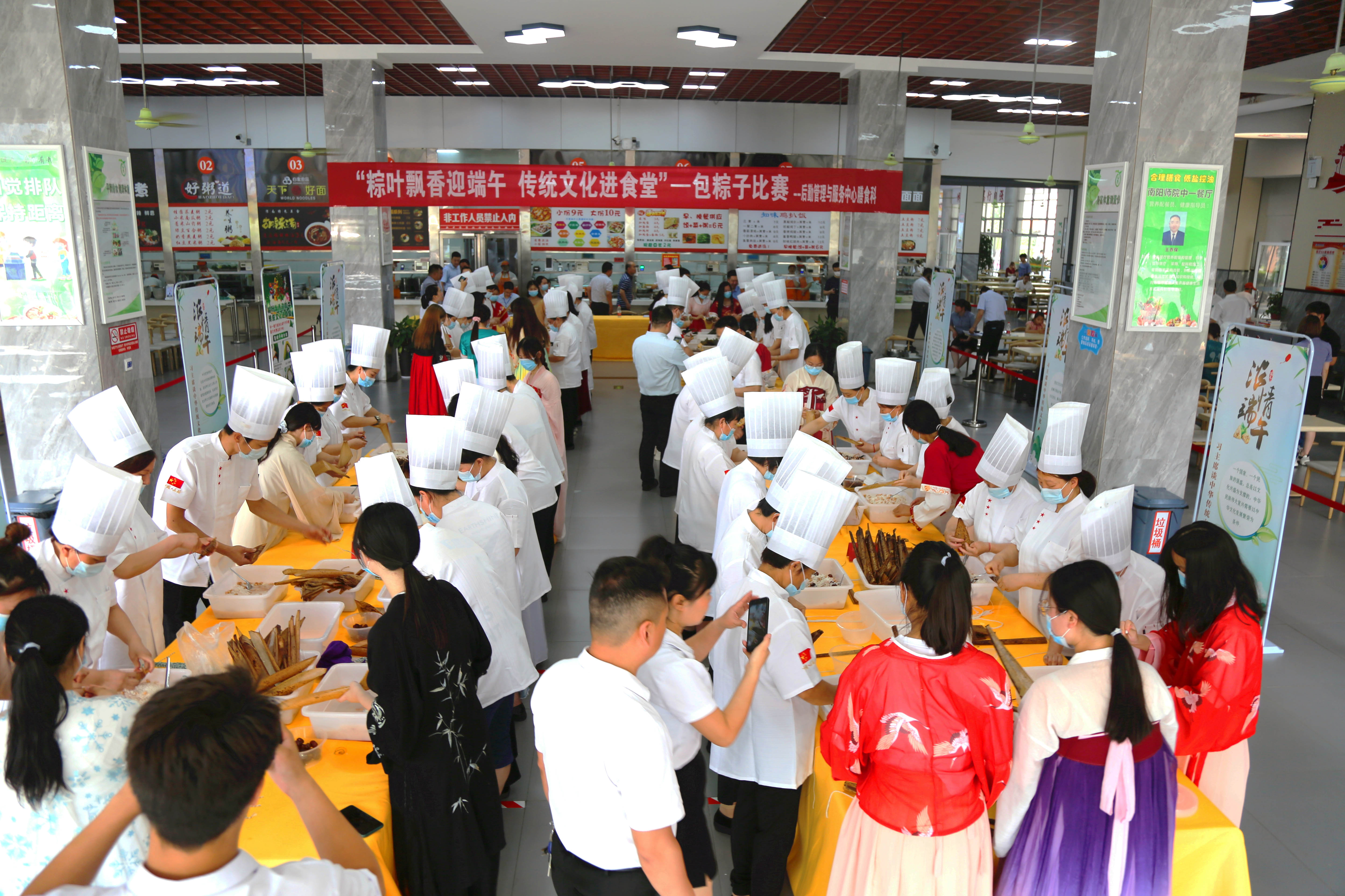 1.必赢官网学生食堂端午节主题活动现场.jpg