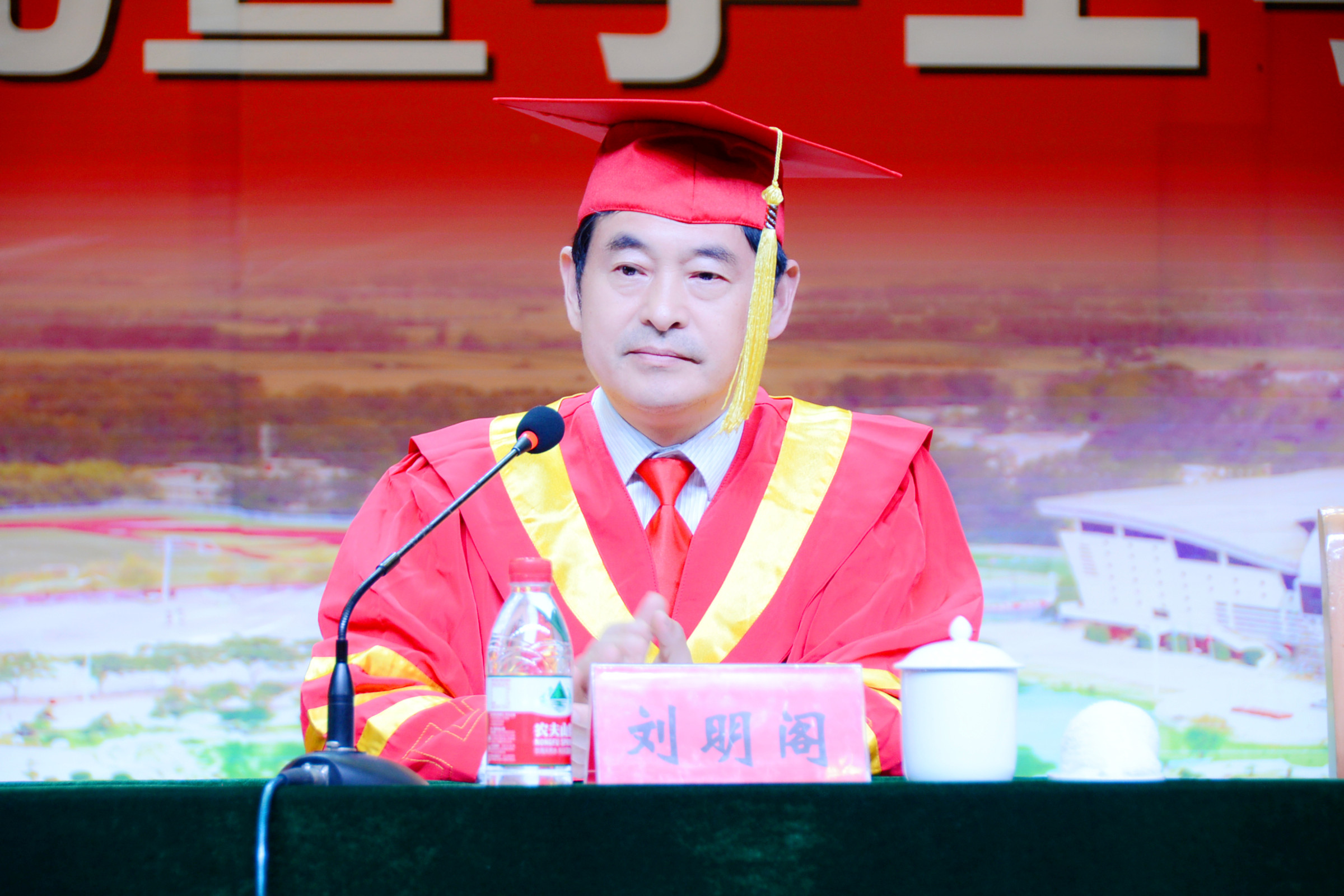 5党委副书记刘明阁宣读《必赢线路检测3003no1关于表彰2015年优秀应届毕业生的决定》.jpg