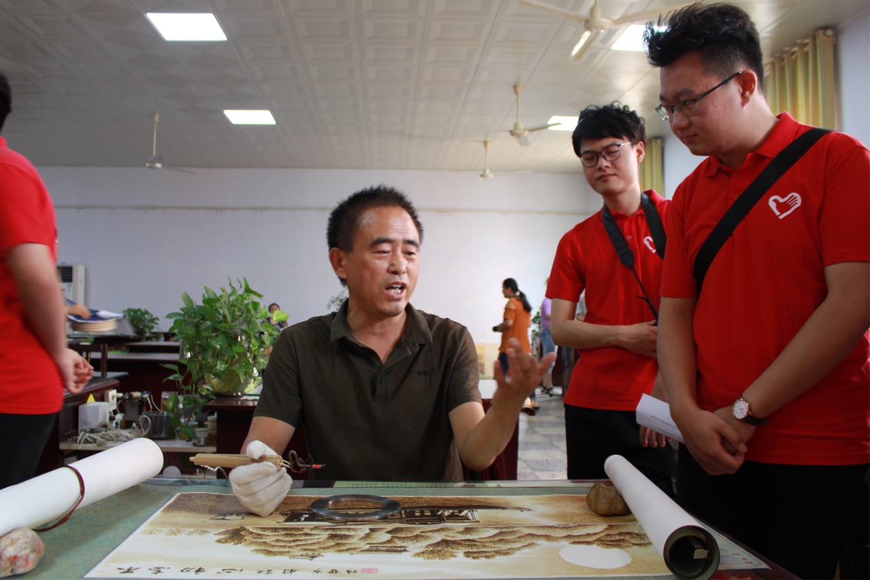 美术与艺术设计学院开展“传承非遗文化，弘扬工匠精神”暑期社会实践活动.jpg