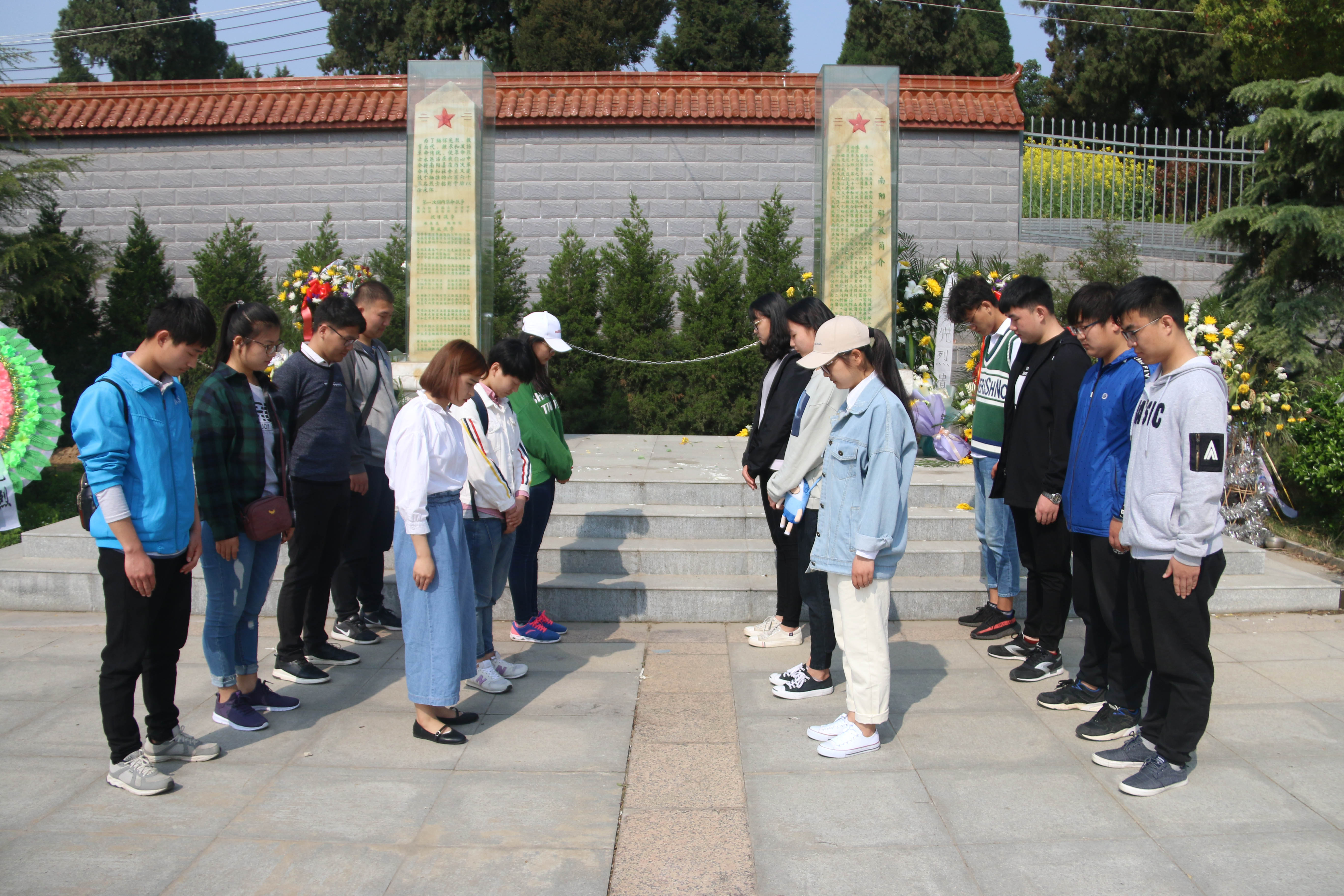 数学与统计学院赴南阳革命纪念馆举行“缅怀革命先烈，弘扬爱国精神”烈士陵园祭扫活动.JPG